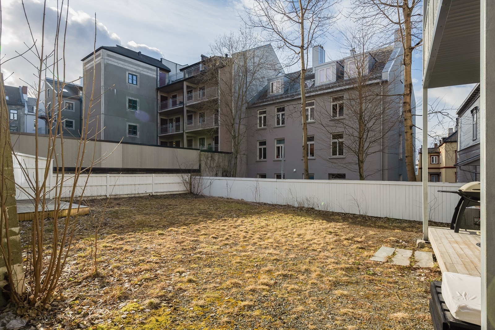 Terrassen er sørvestvendt og har gode solforhold. Selger opplyser om solgang fra ca. kl. 11:00/12:00 til 18:00 på sommerstid. Terrassen er fellesareal. Galleribilde