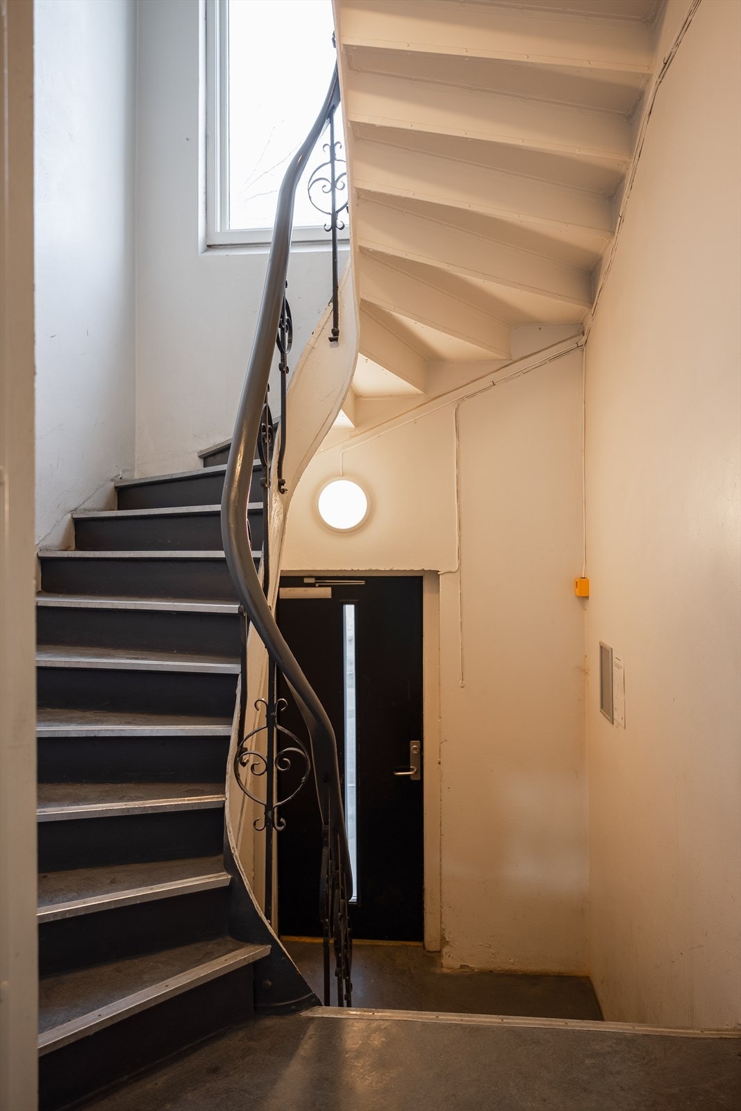 Her bor du med direkte tilgang til det pulserende livet på Solsiden og Midtbyen, samt med umiddelbar nærhet til et variert utvalg av shoppingmuligheter, spisesteder, kulturelle opplevelser og rekreasjonsalternativer. Galleribilde