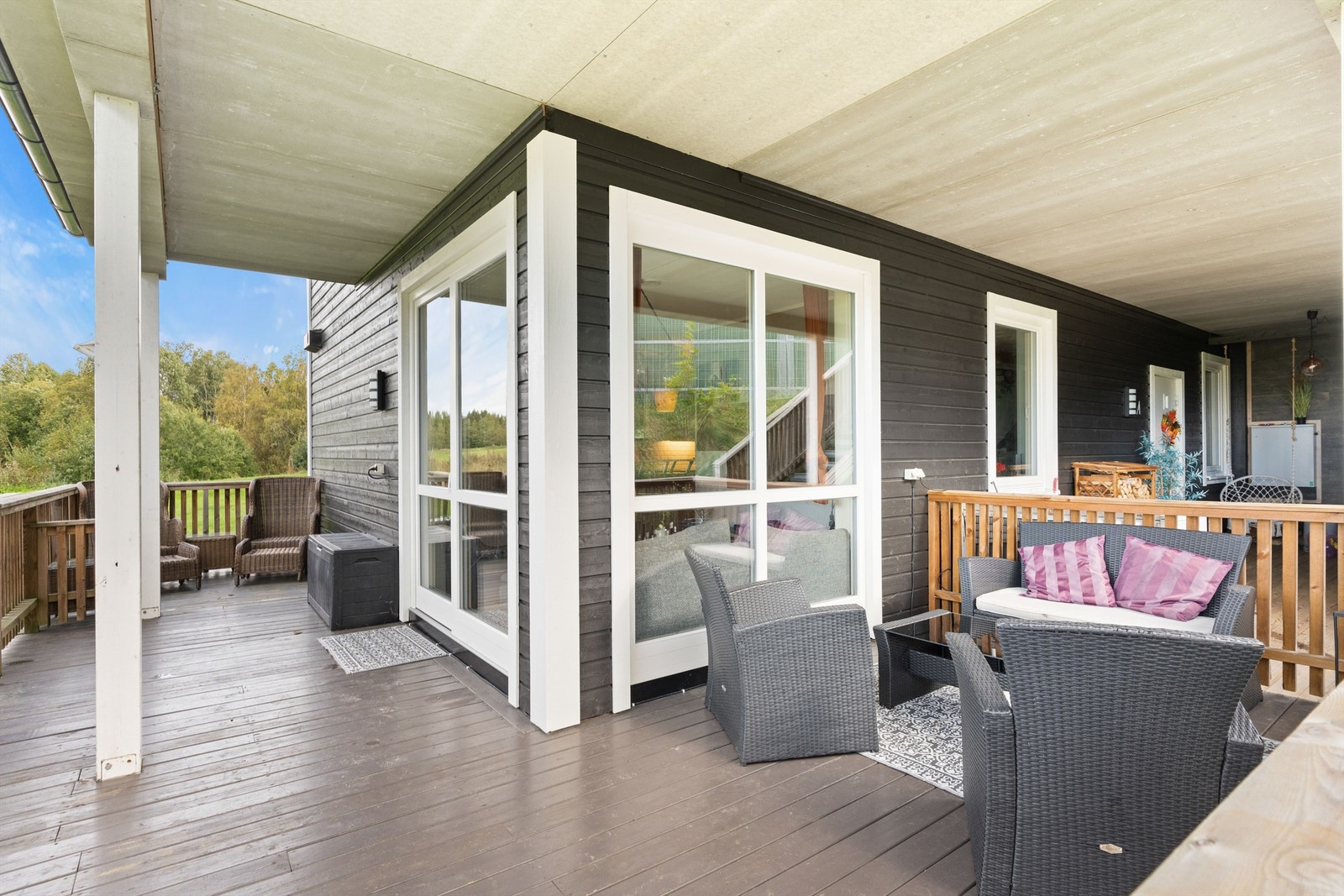 Terrassen er solrik og romslig. Her kan du følge solen rundt hushjørnet. Galleribilde