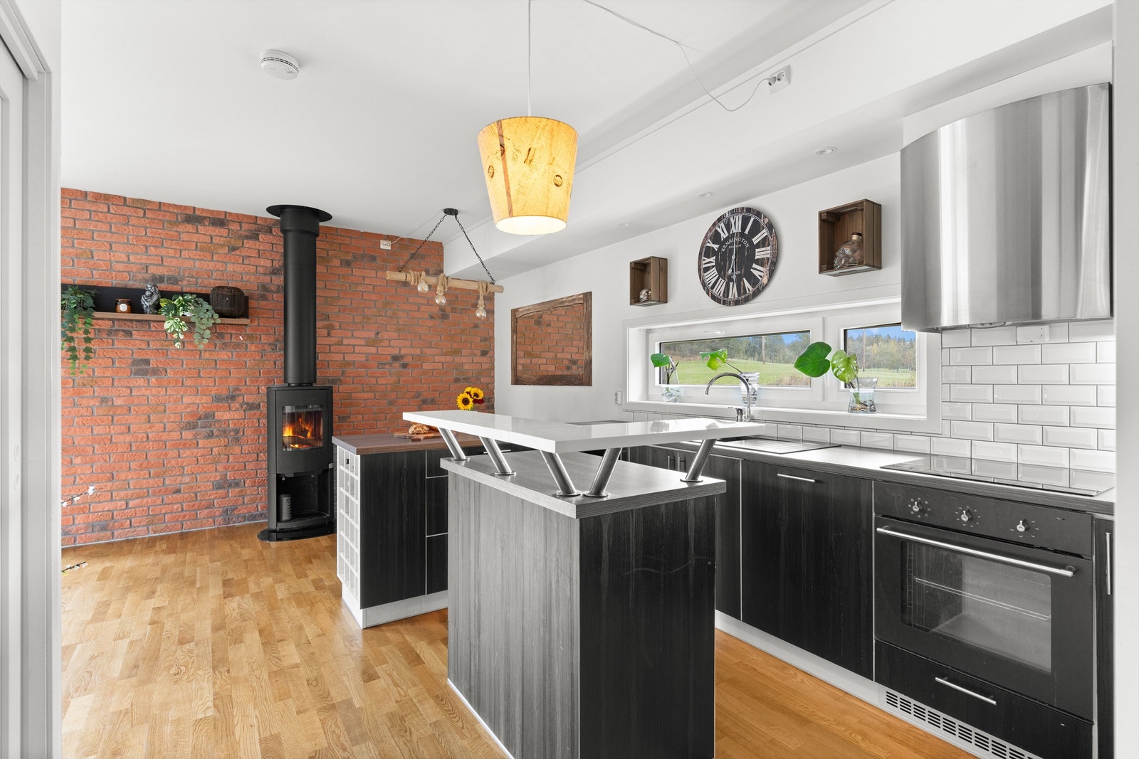 Pent kjøkken med integrerte hvitevarer. Galleribilde