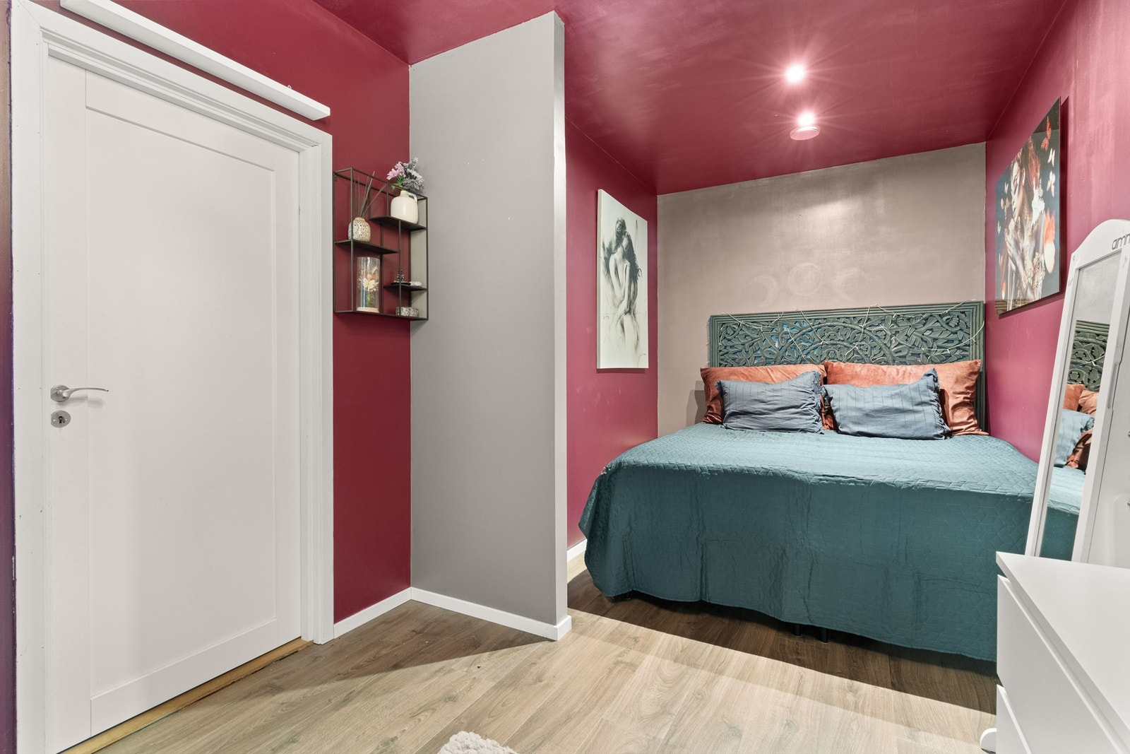 Hovedsoverommet er stort og gir gode muligheter for ulike møbleringer. (Deler av soverommet er byggemeldt som bod) Galleribilde