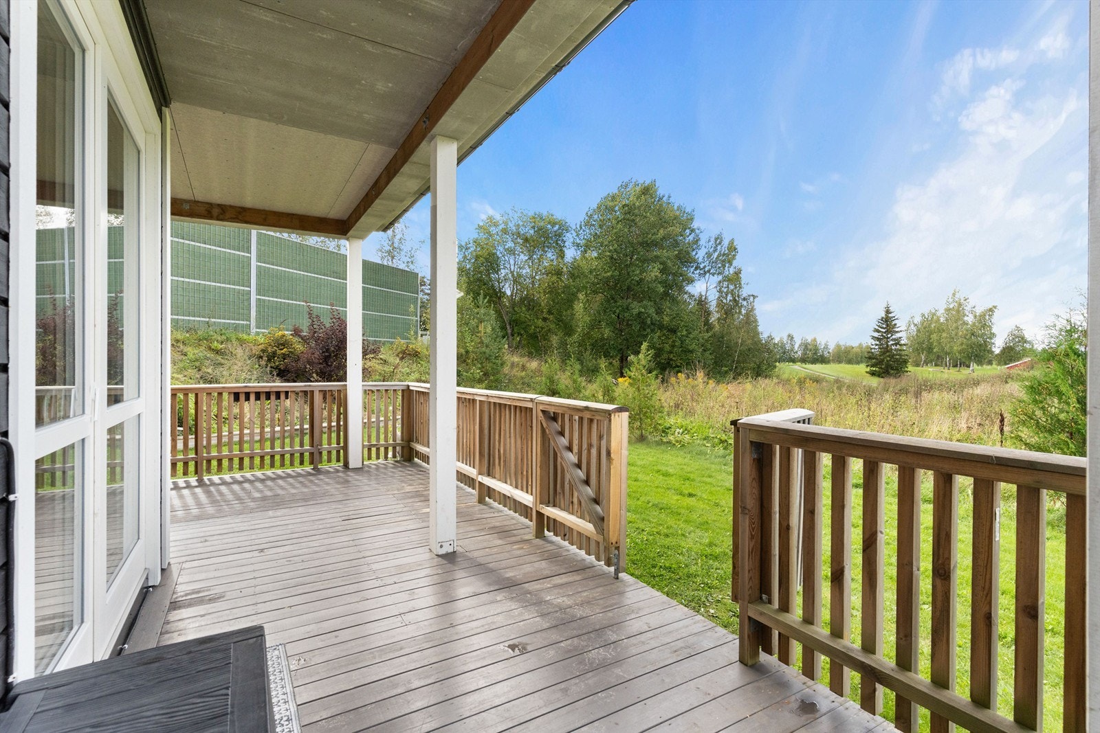 Landlig og pent utsyn mot golfbanen. Galleribilde