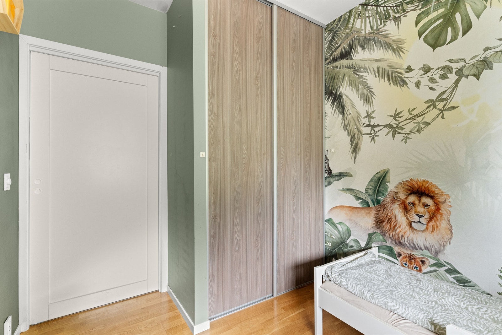 Soverom nummer 2 er et perfekt barnerom eller hjemmekontor. Det er også mulig å inkludere dette som en del av stuen ved å fjerne en vegg. Galleribilde