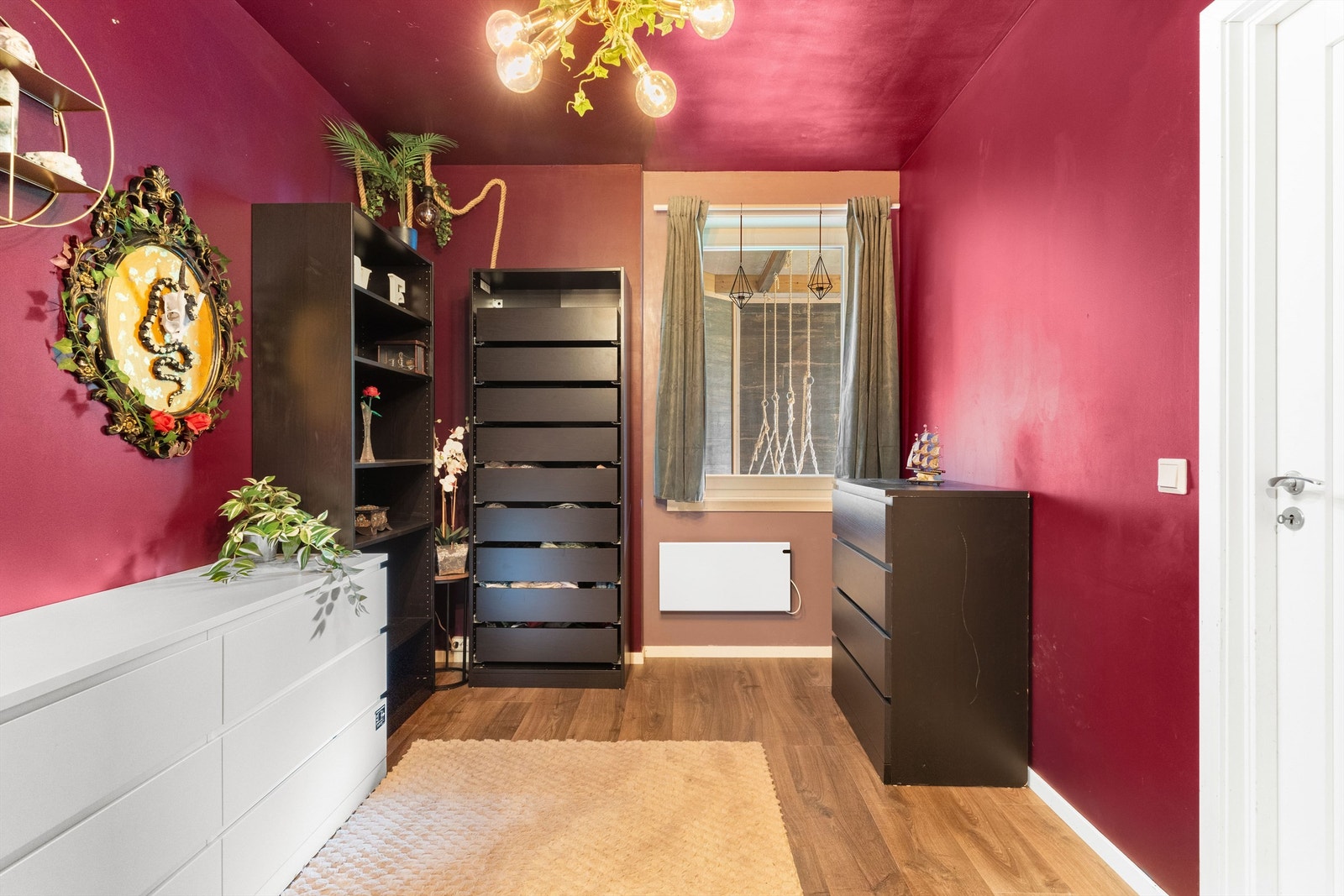 Hovedsoverommet er stort og gir gode muligheter for ulike møbleringer. (Deler av soverommet er byggemeldt som bod) Galleribilde