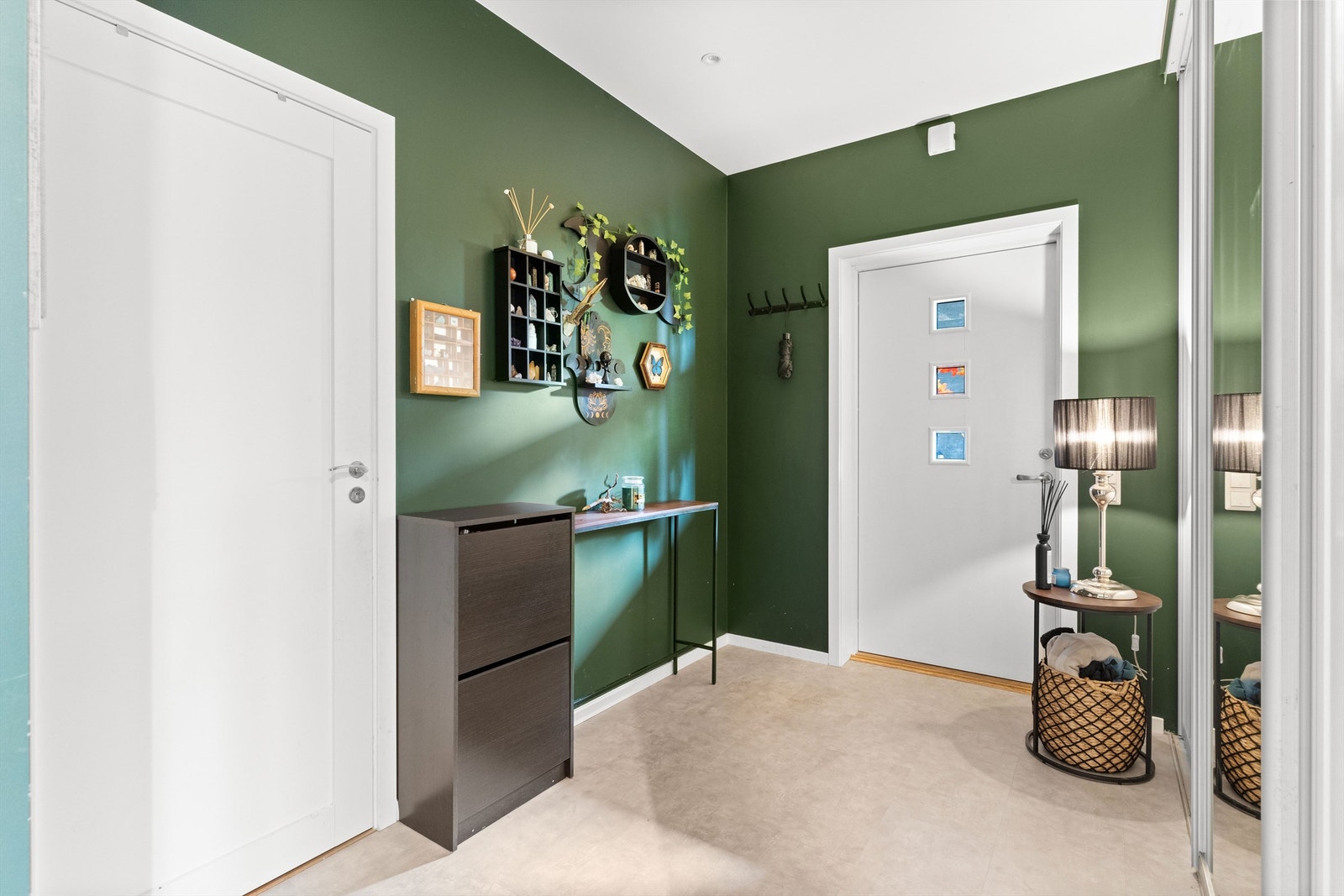 Entreen gir et hyggelig førsteinntrykk av leiligheten. Varme farger på veggen for å gi en lun og koselig romfølelse. Galleribilde