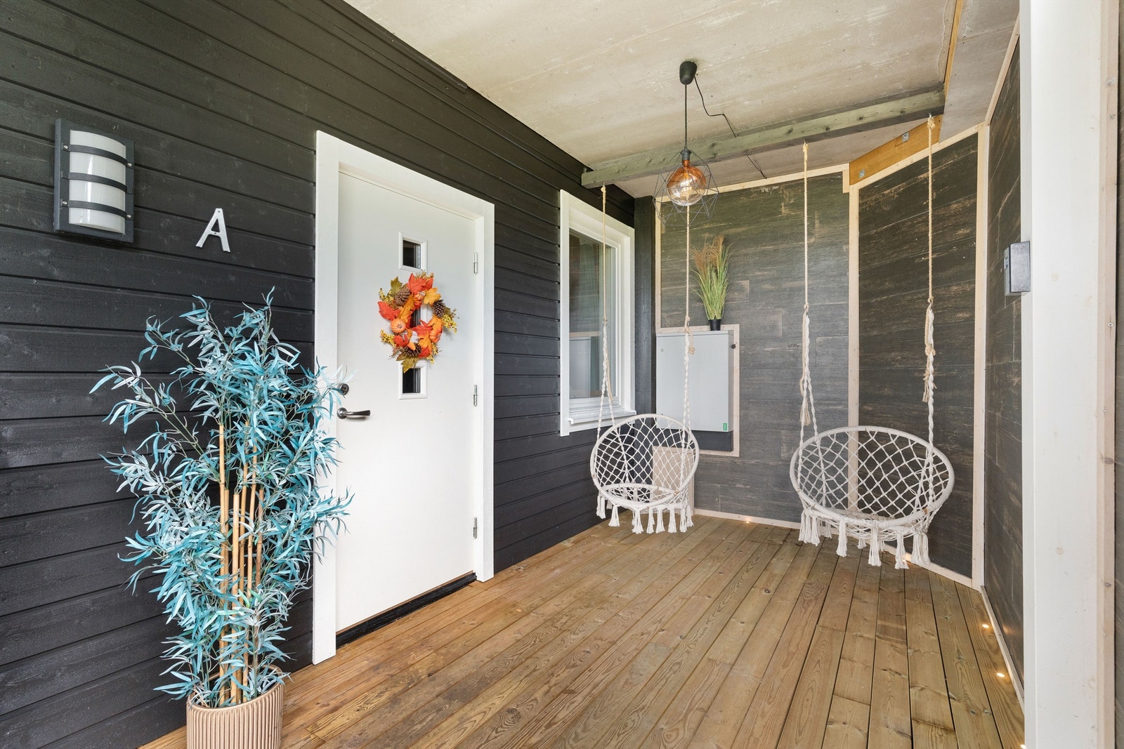 Pent overbygd inngangsparti. Velkommen inn! Galleribilde