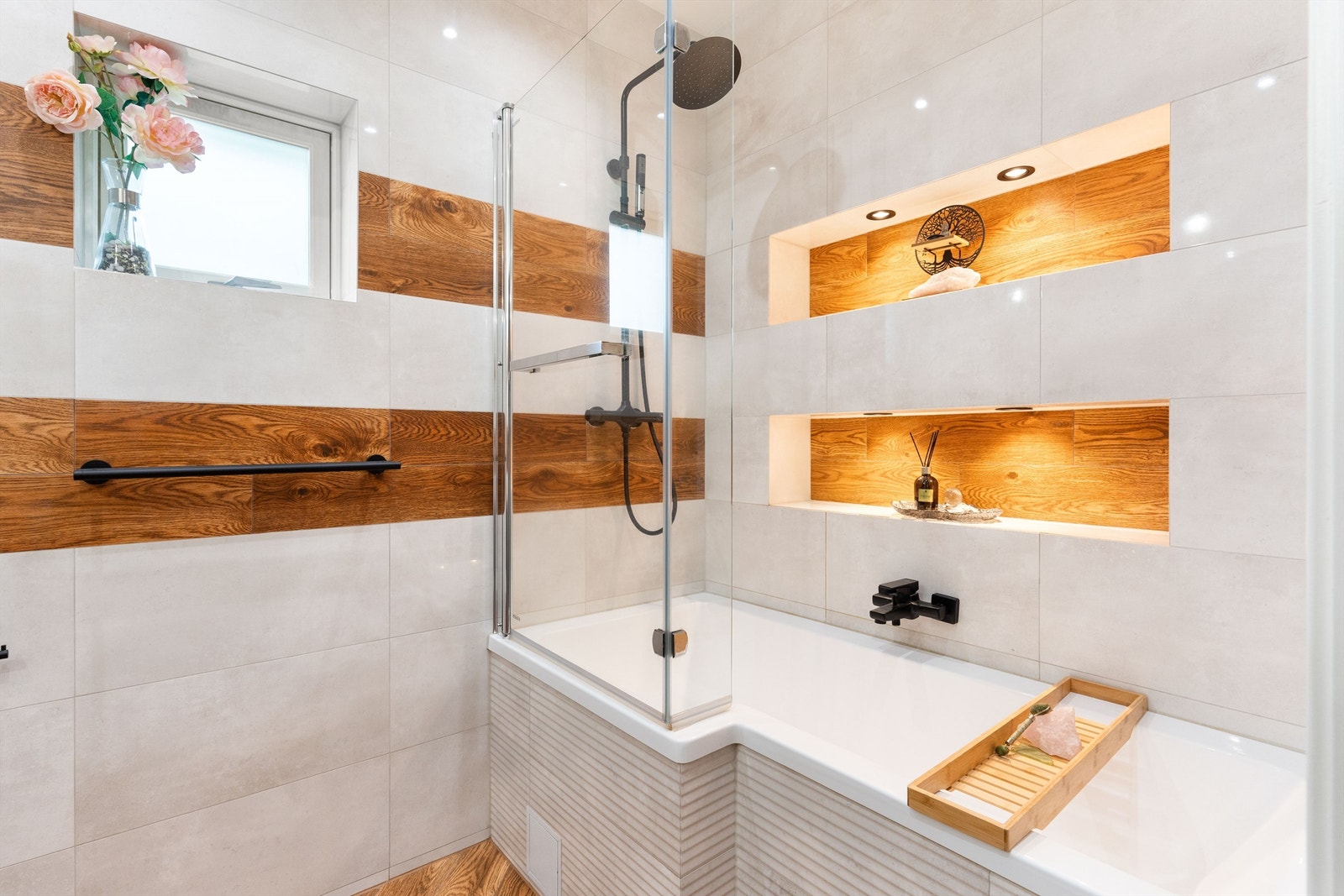 Badet er lekkert og innbydende. Her har du elektrisk gulvvarme. Galleribilde