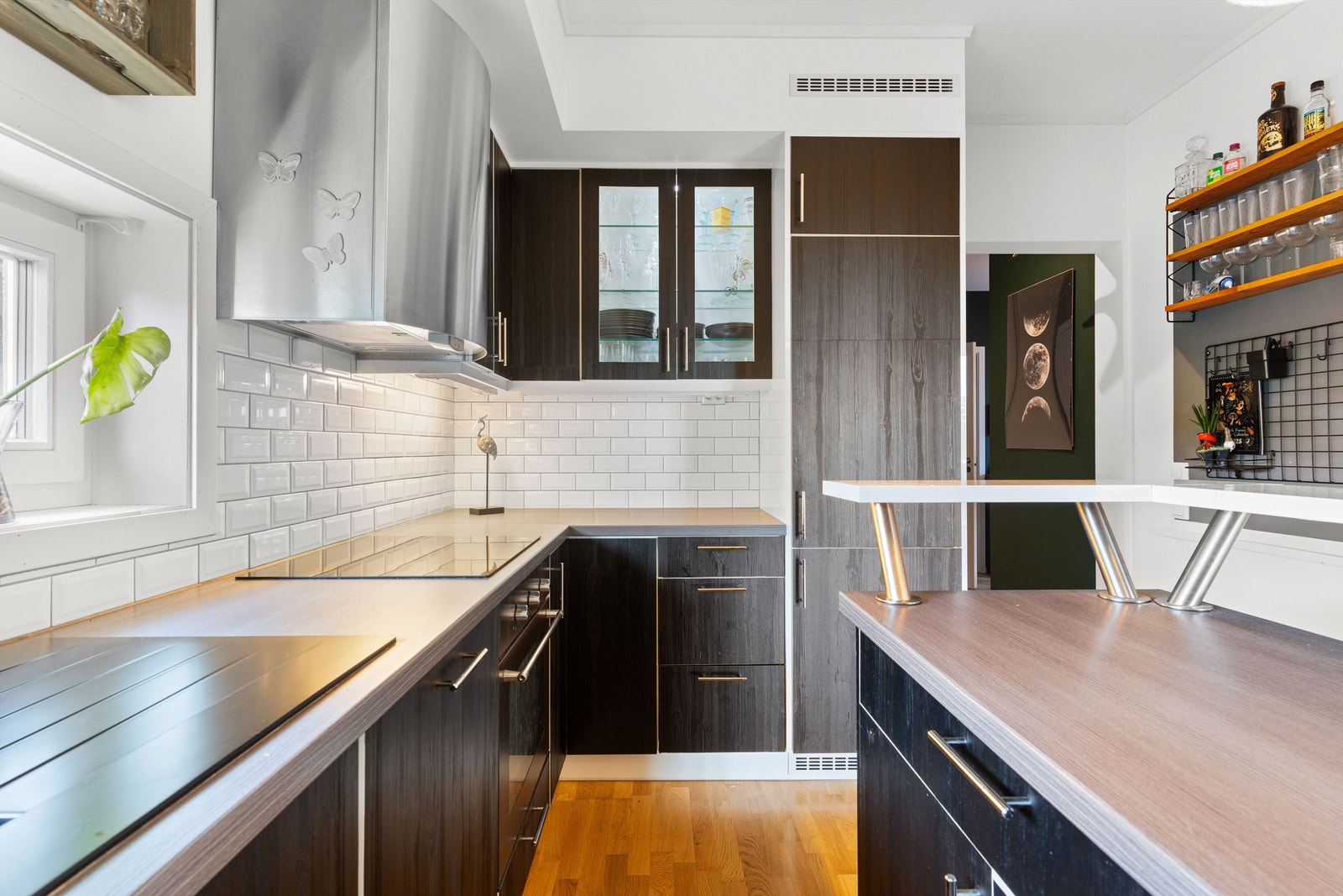 Kjøkkenet byr på rikelig med benk - og skapplass. Galleribilde