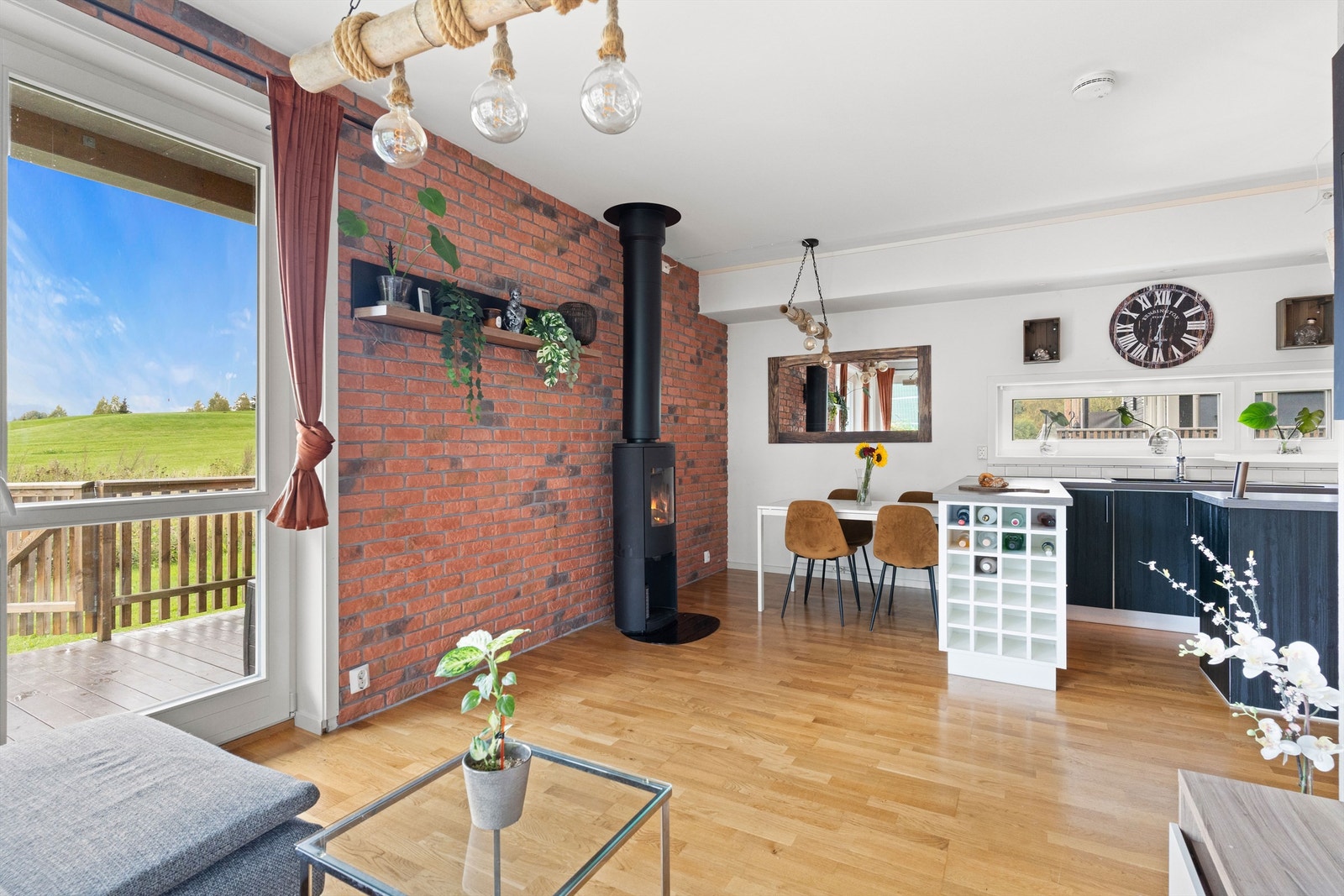 I stuen finner du peisen som byr på ekstra varme og kos å kalde vinterkvelder. Galleribilde