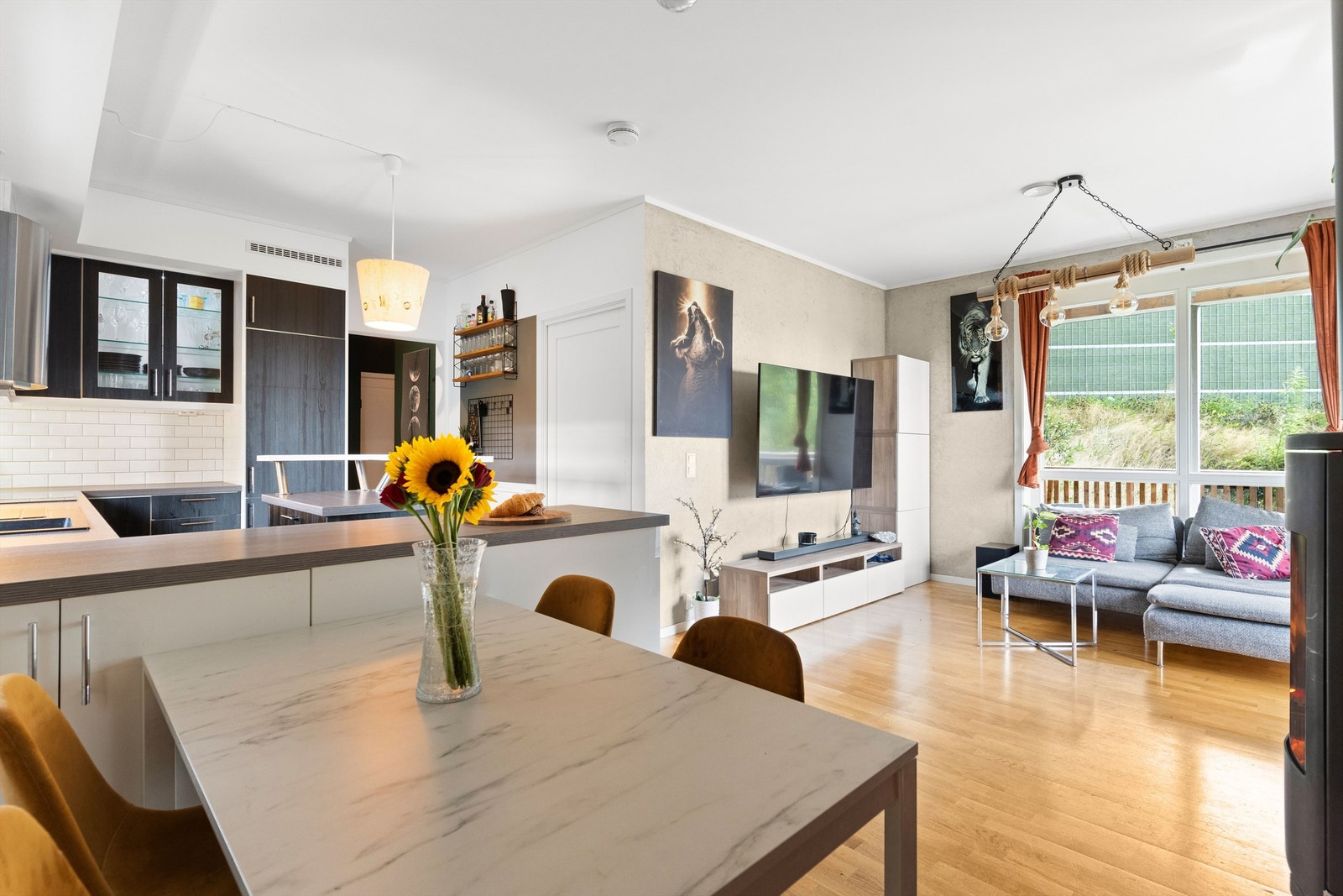 Stuen byr på store vindusflater som gir rikelig med naturlig lys. Galleribilde