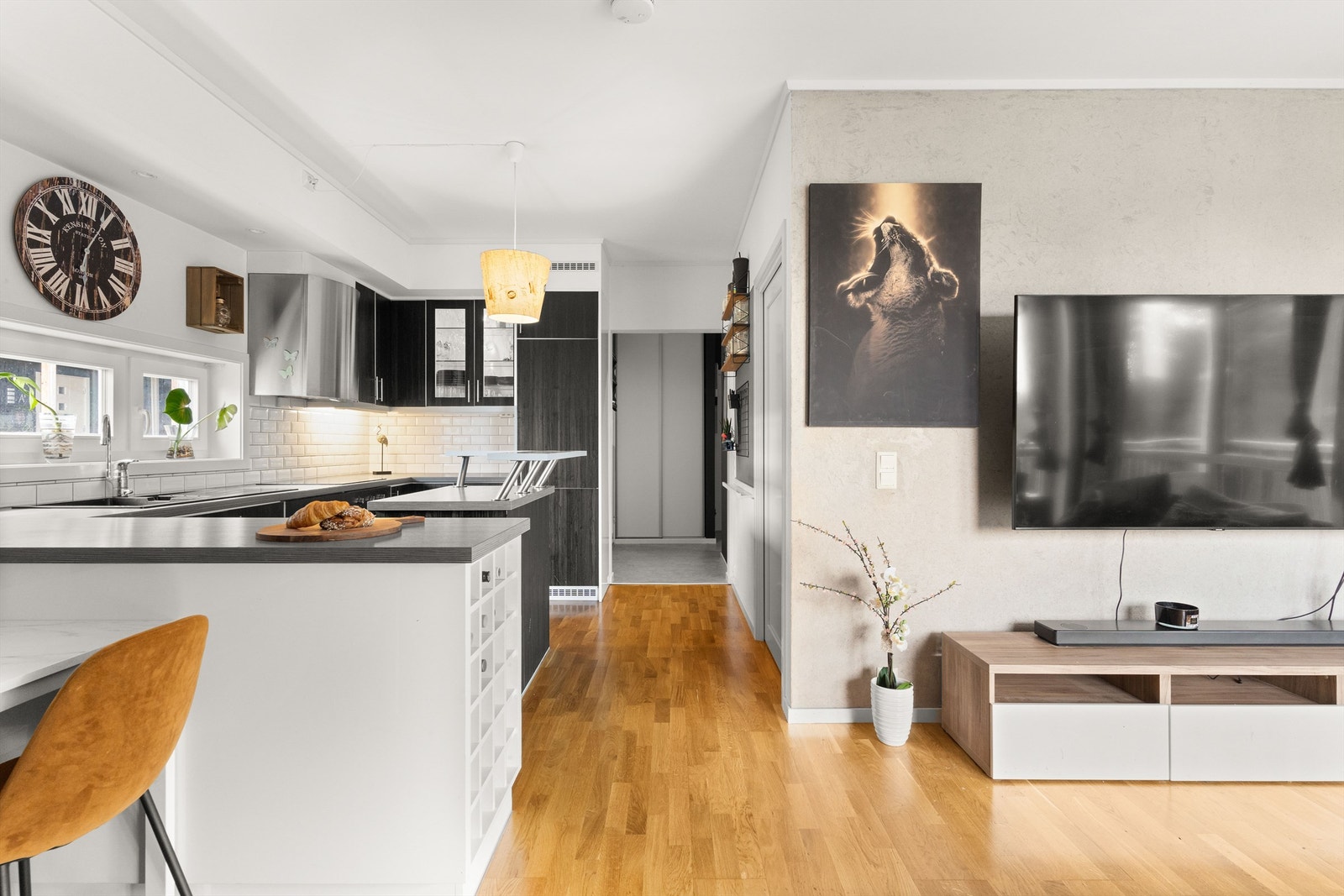 Leiligheten har en åpen kjøkken - stueløsning som gir god plassutnyttelse i leiligheten. Galleribilde