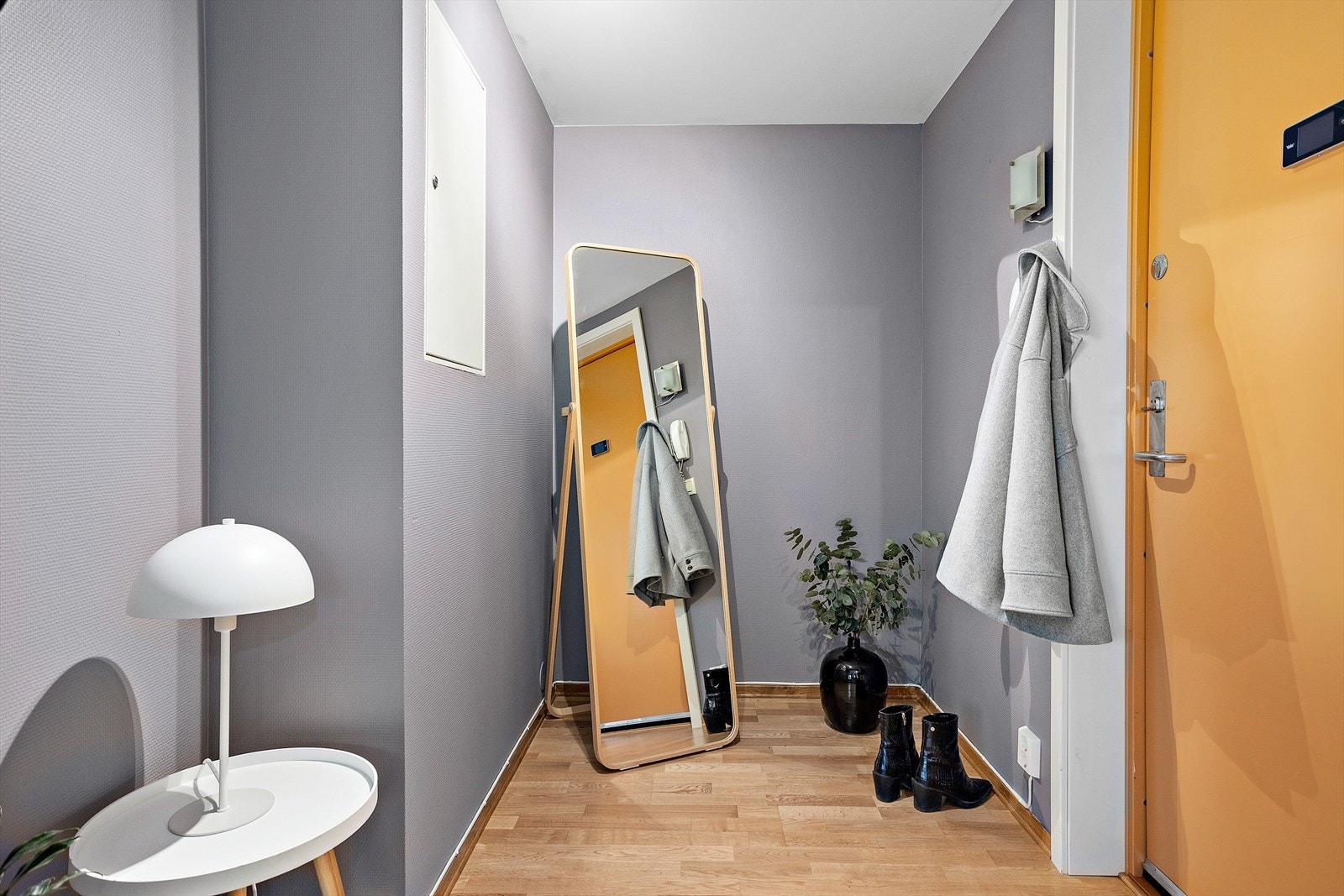 Her ønskes du velkommen inn i en praktisk entre. Galleribilde