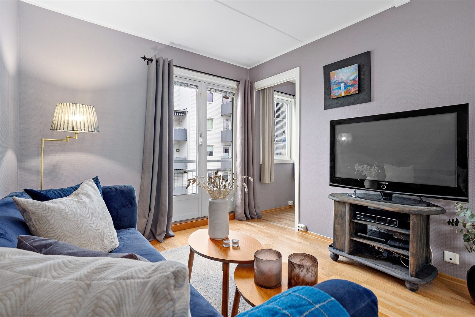 På stuen har du en franskbalkong som sliper inn rikelig med dagslys. Galleribilde