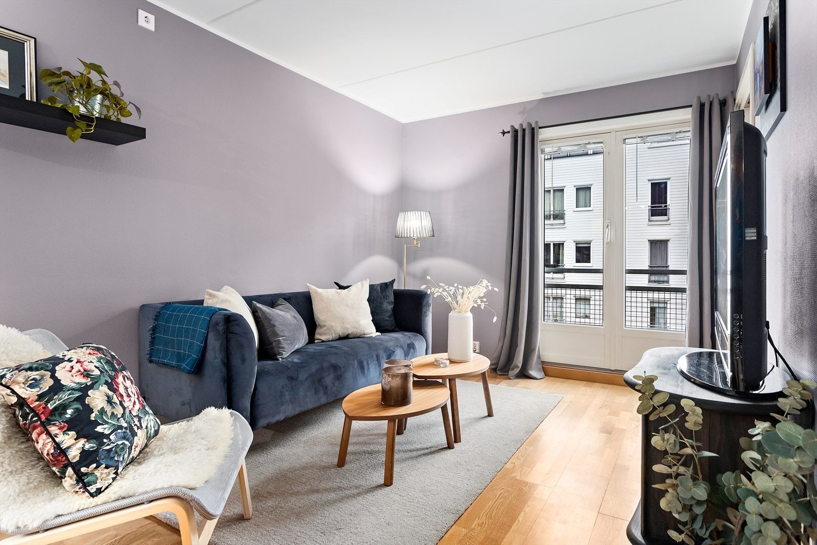Hyggelig stue med god plass til sofagrupper og tv-seksjon. Galleribilde