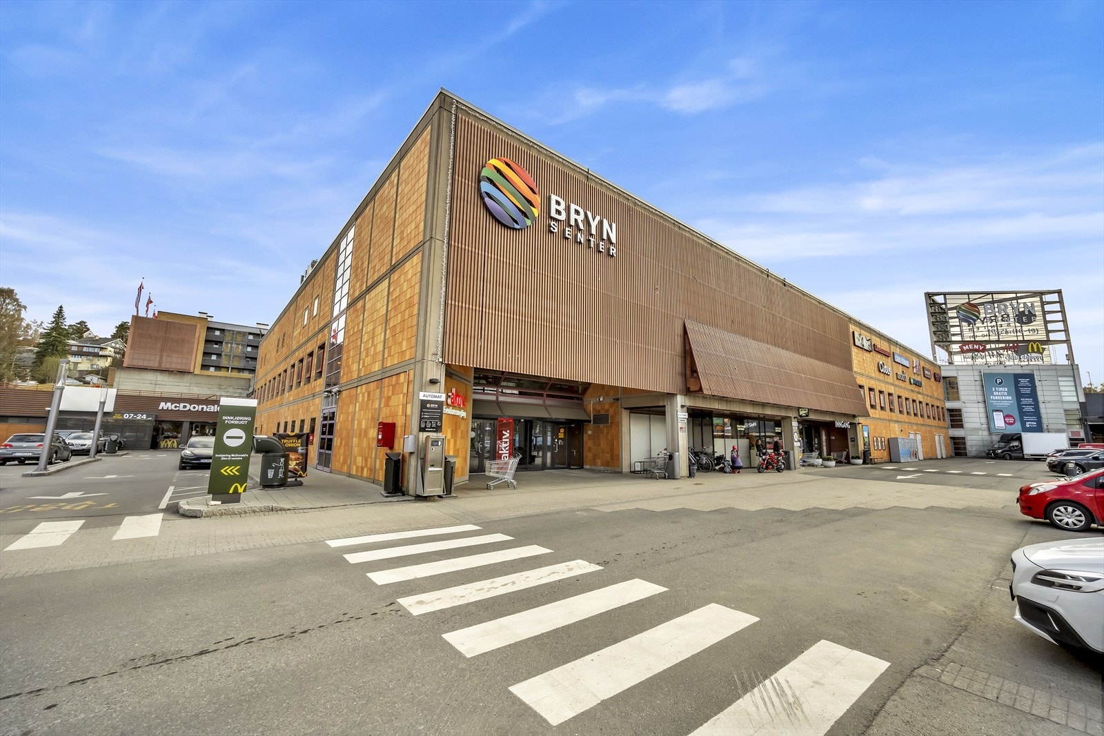 Kort vei til Bryn senter med en rekke butikker og servicetilbud. Galleribilde