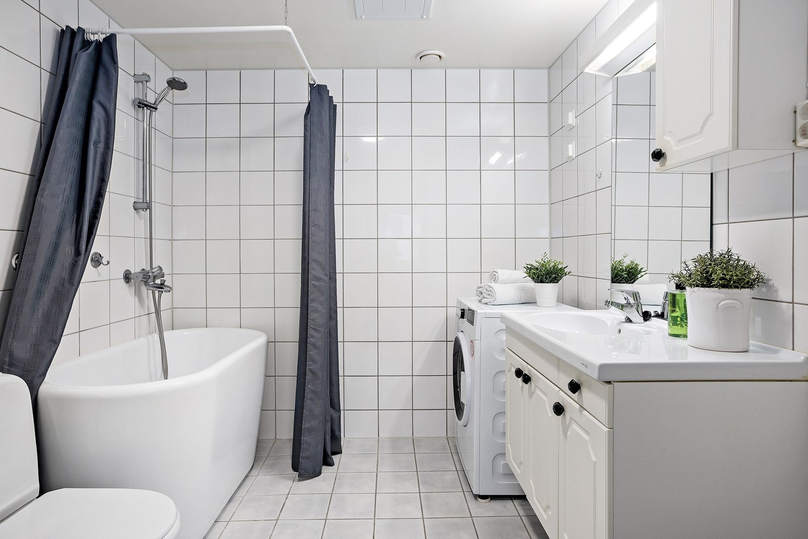 Pent flislagt baderom med varme i gulv. Galleribilde