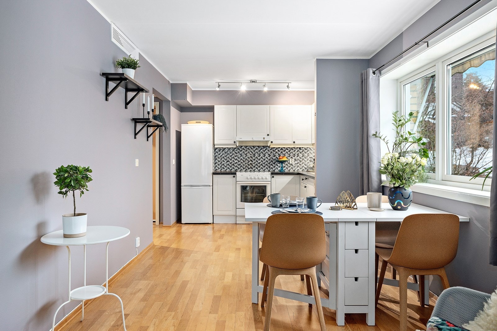 Leiligheten har en lys og luftig stue med flere møbleringsmuligheter. Galleribilde