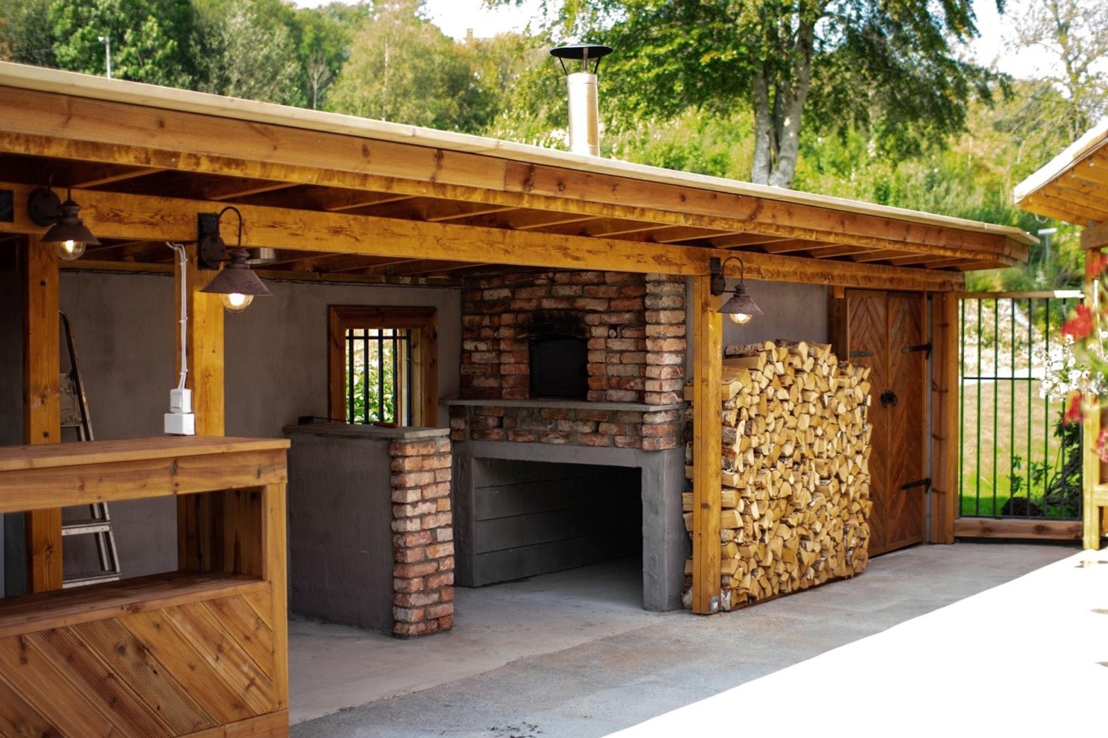 Grillhuset inneholder blant annet vedfyrt pizzaovn, grill og sitteplasser til ca. 50 stk. Galleribilde