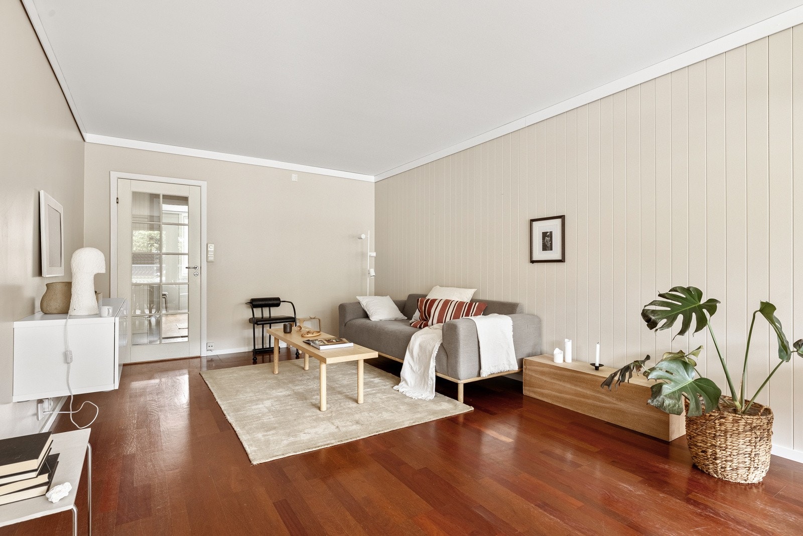 Stuen oppleves som hjertet av leiligheten og måles til 27 kvm. Galleribilde