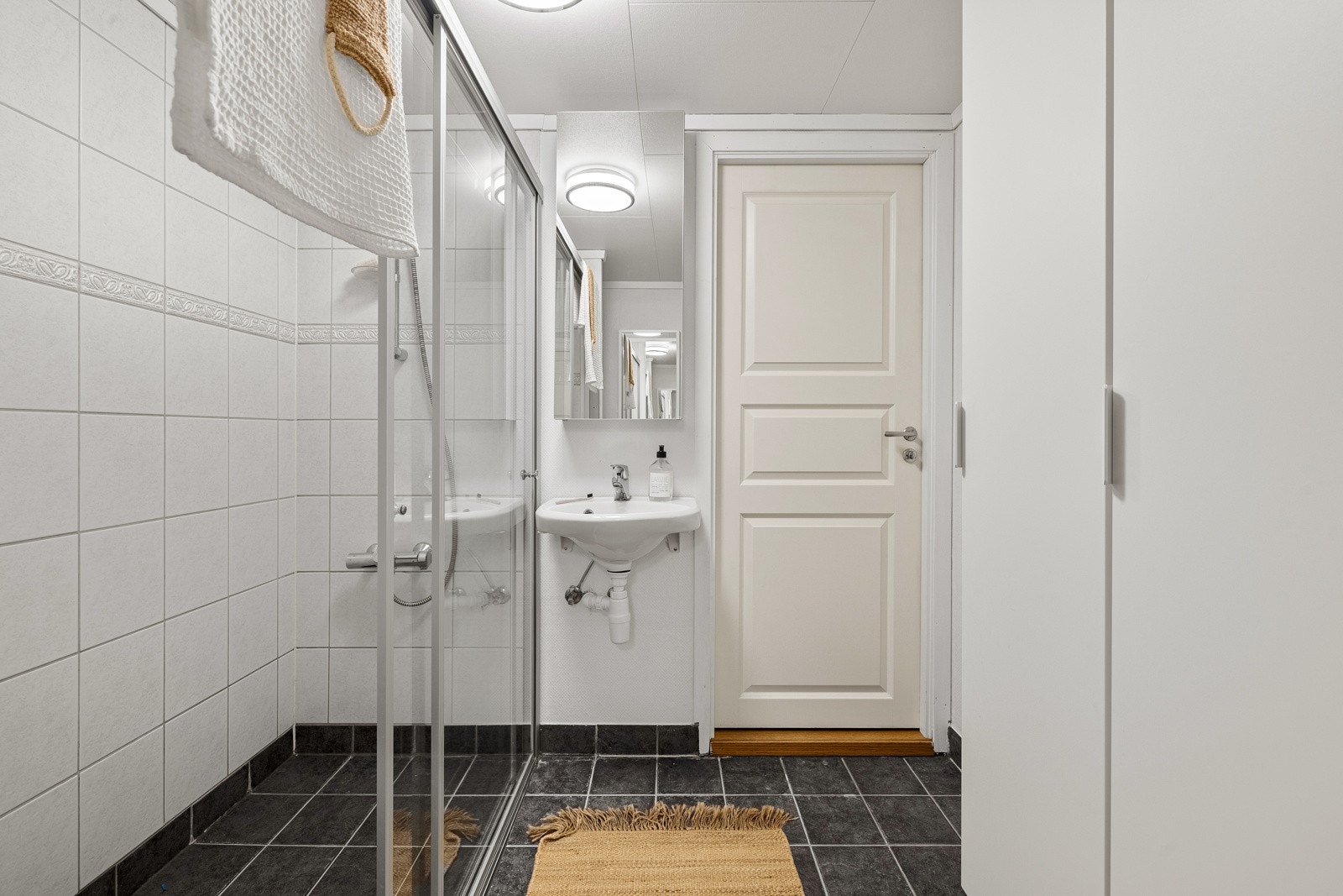 Leilighetens bad måles til 4,8 kvm. Galleribilde