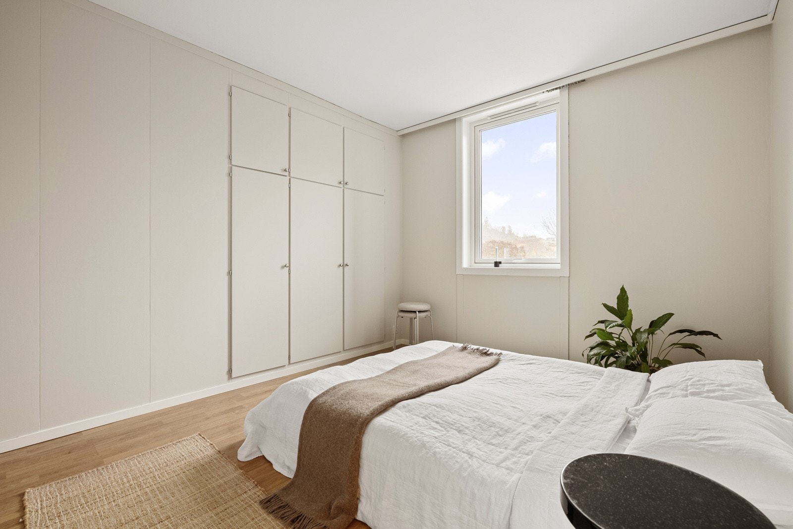 Her er det god plass til dobbeltseng og garderobeskap. Galleribilde