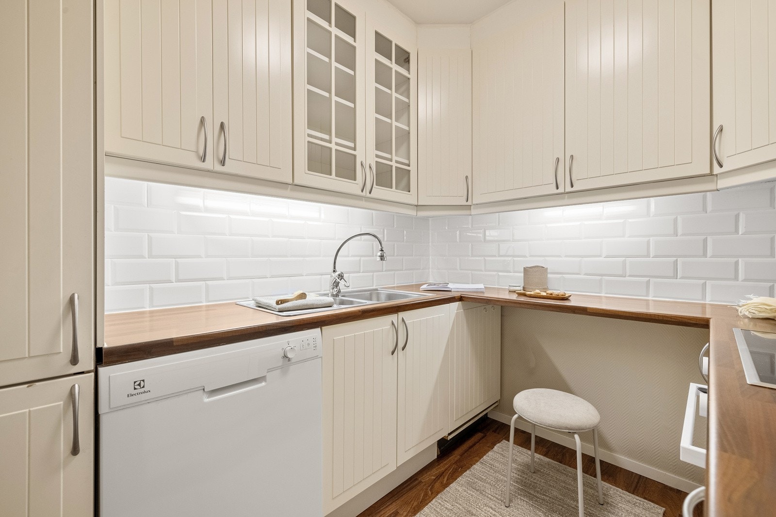 Av integrerte hvitevarer på kjøkkenet er det stekeovn, platetopp, oppvaskmaskin og kjøleskap med frysedel. Galleribilde