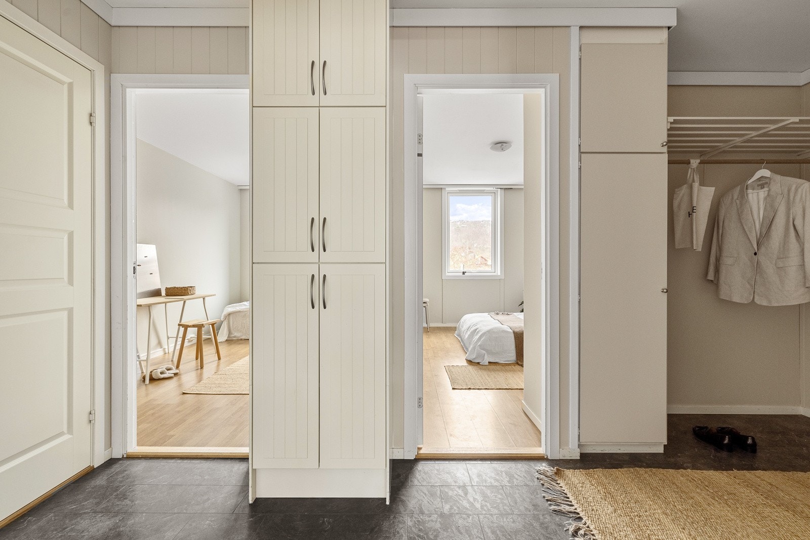 Vi beveger oss inn til leilighetens to største soverom. Galleribilde