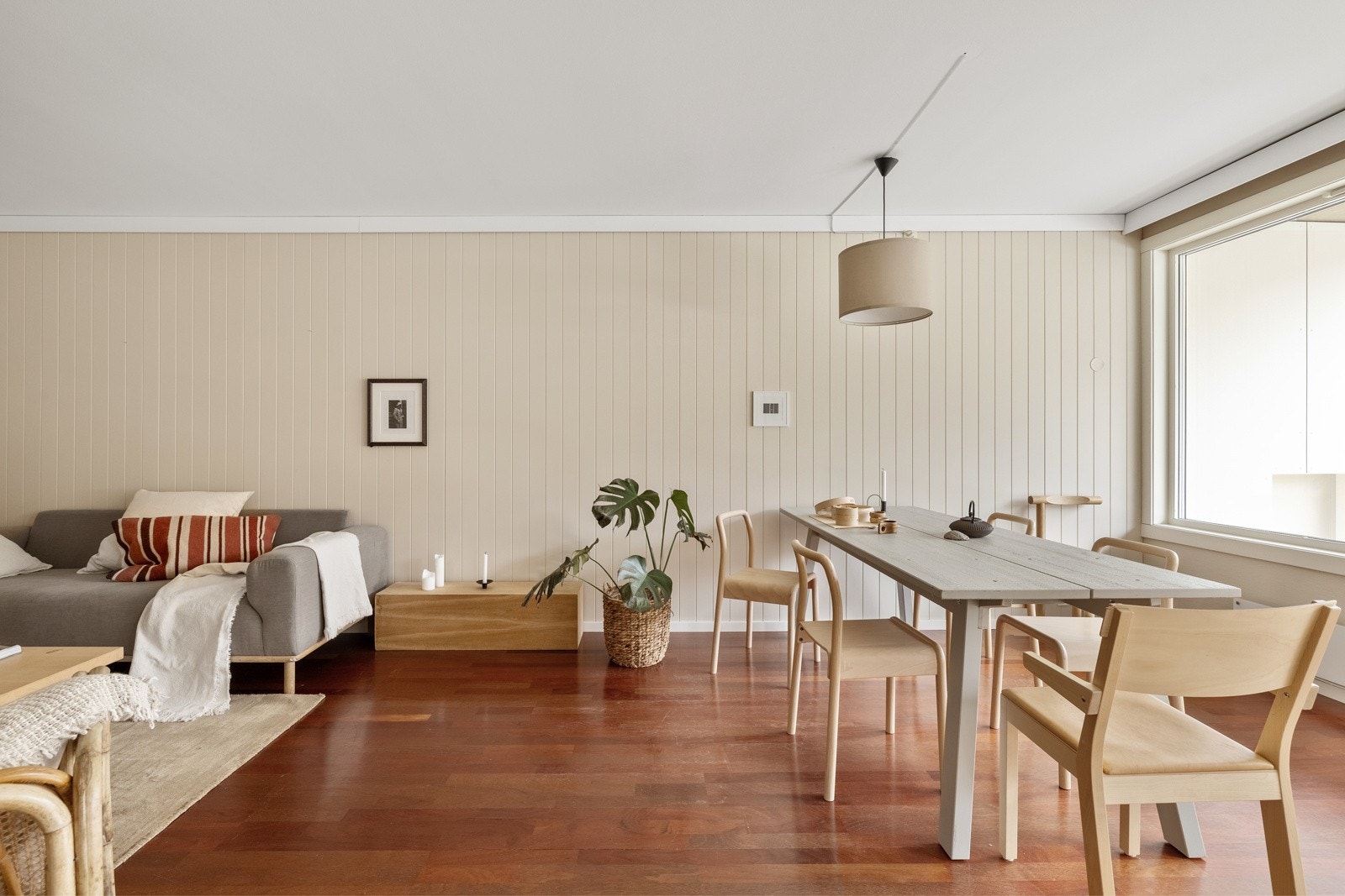 En flott 4-roms leilighet i tredje etasje, med heis i bygget, solrik balkong og fast parkering i garasje. Galleribilde