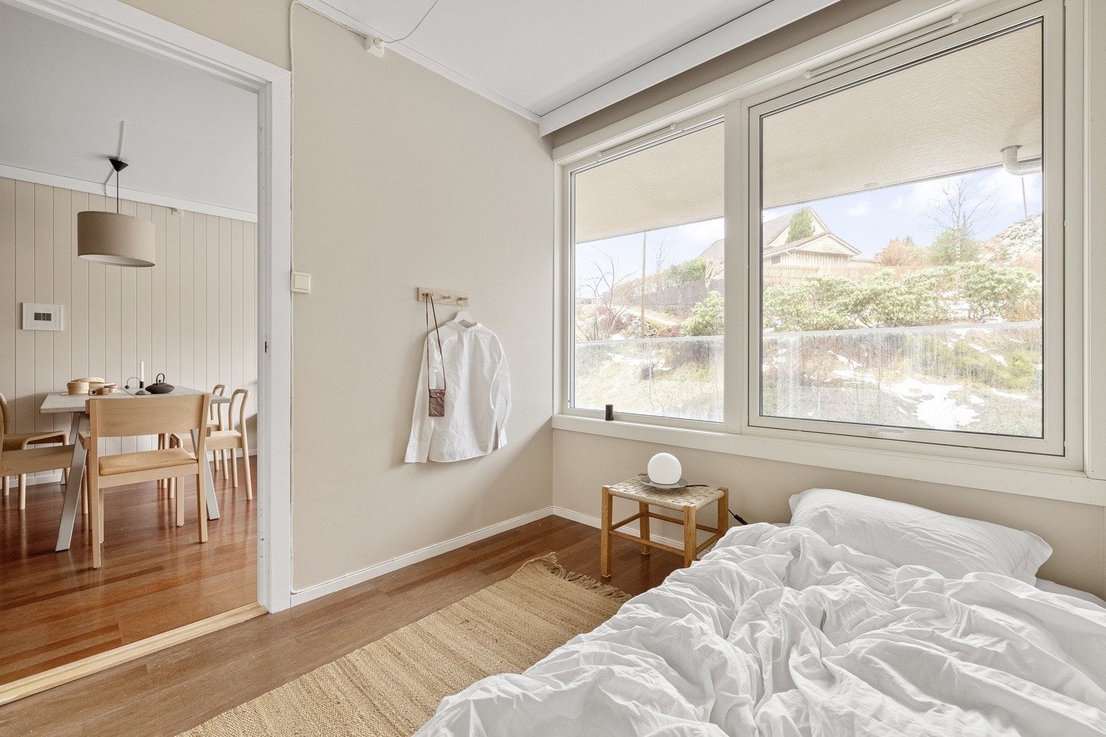 Soverom nummer tre, har utsikt mot balkongen og måles til 5,8 kvm. Her er det plass til seng og annet ønsket møblement. Galleribilde