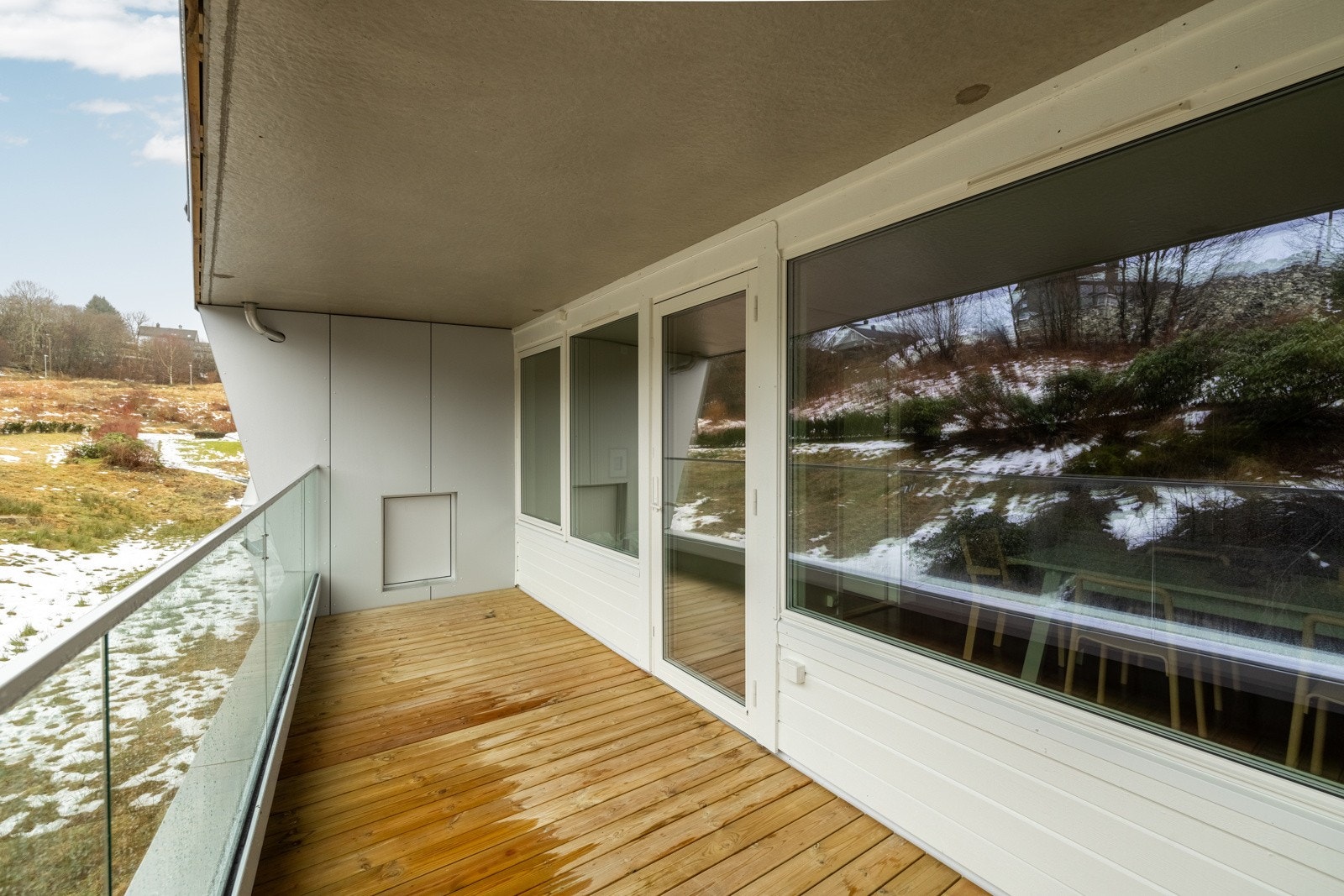 Balkongen er pusset opp i 2021 og den gode størrelsen gir flere møbleringsmuligheter. Galleribilde