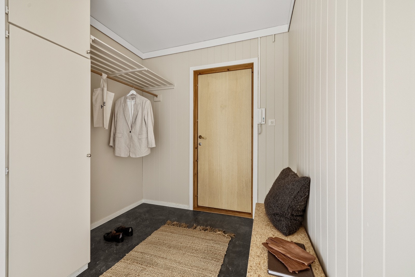 Velkommen inn! Entréen måles til 8 kvm og har god plass til oppheng av sko- og yttertøy. Galleribilde