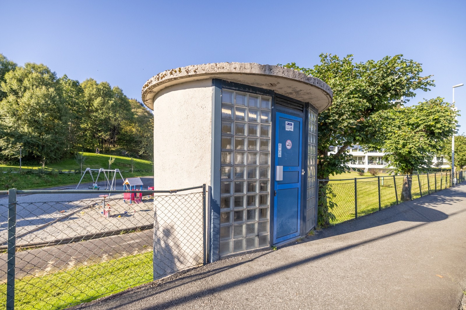 Nedgang til garasjen. Galleribilde