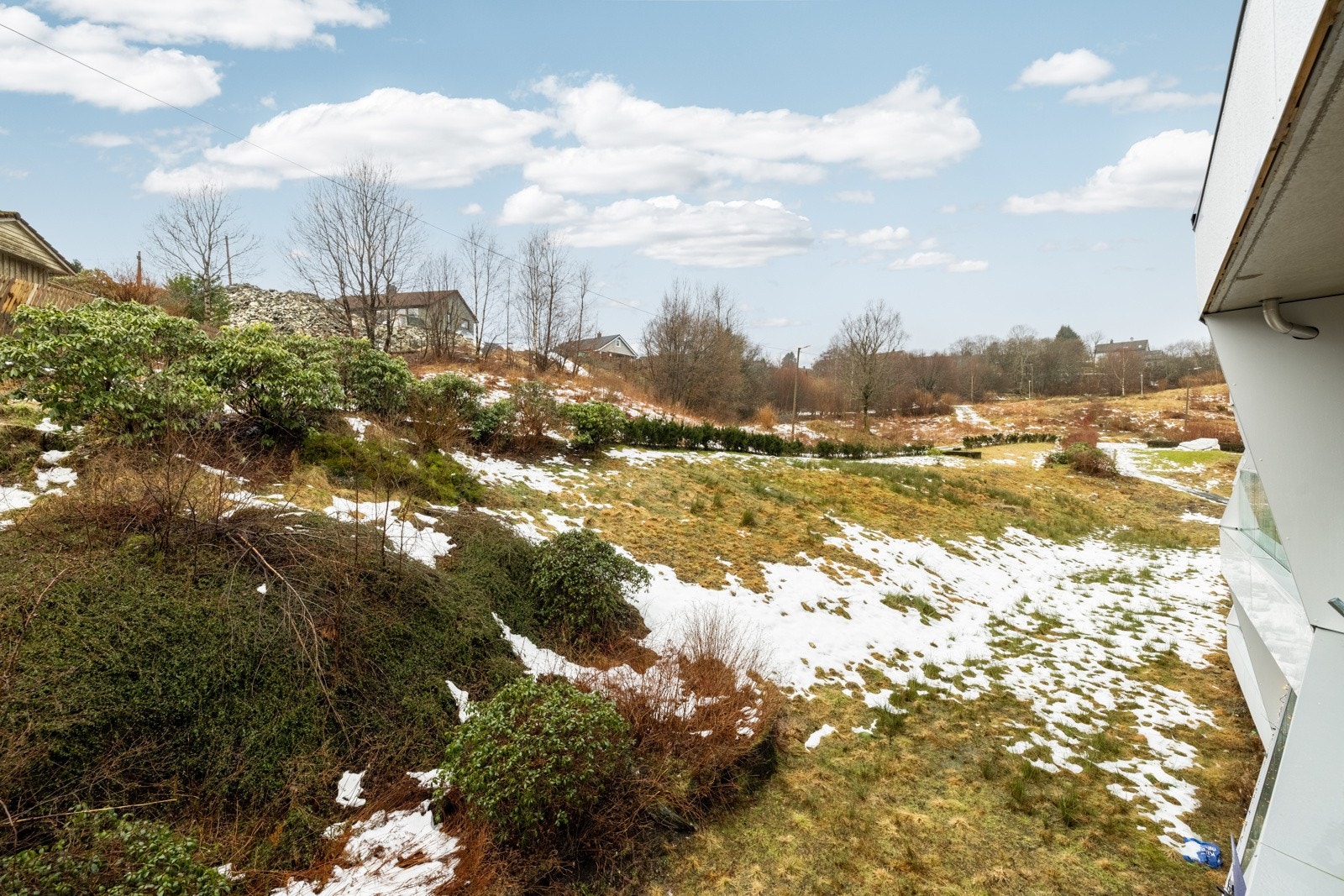 Balkongen er vestvendt, som gir svært gode solforhold til sent på kvelden. Galleribilde