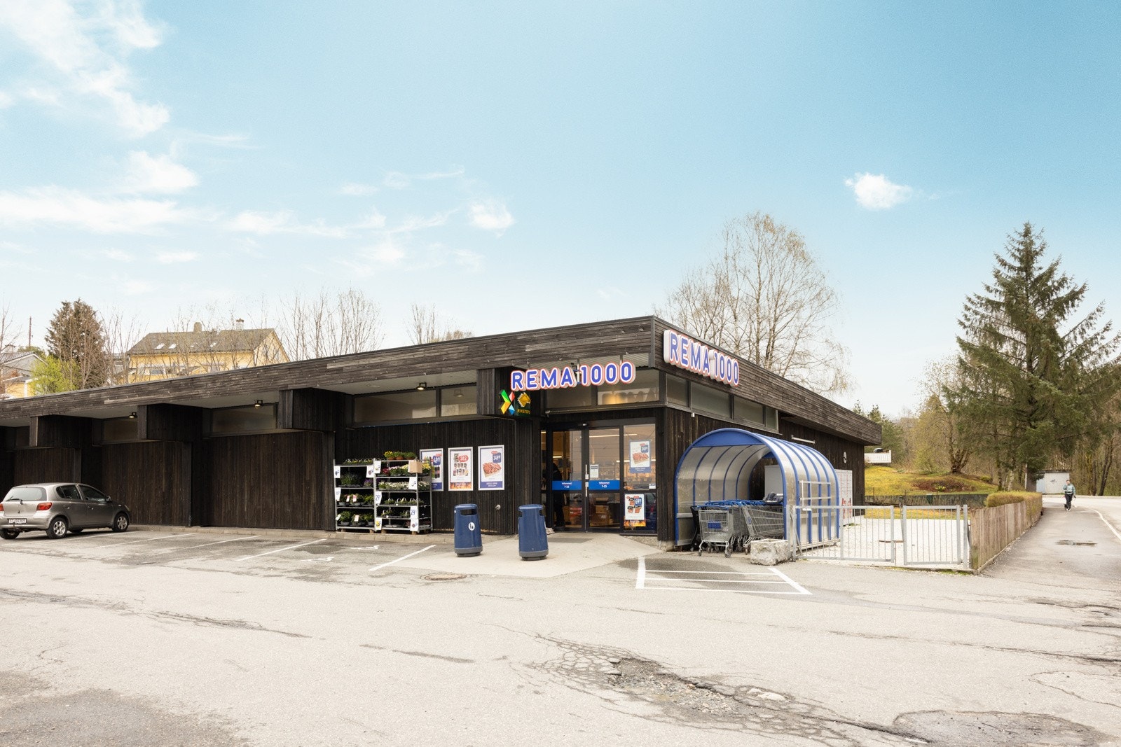 Rema 1000 ligger kun 500 meter fra leiligheten. Galleribilde