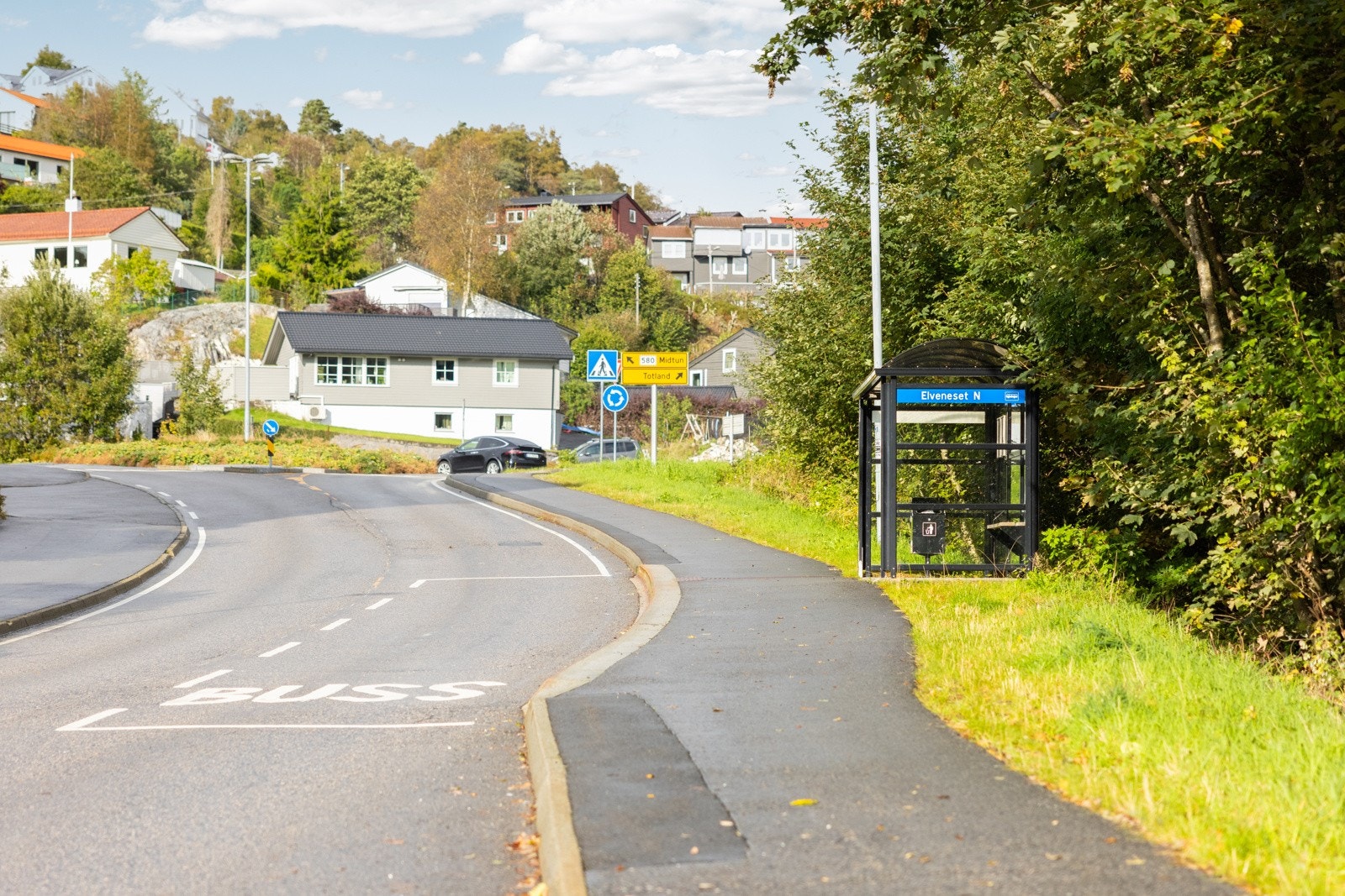Elveneset busstopp ligger like utenfor leiligheten. Her går busslinje 70 mot Nesttun sentrum eller mot Øvstun. Galleribilde