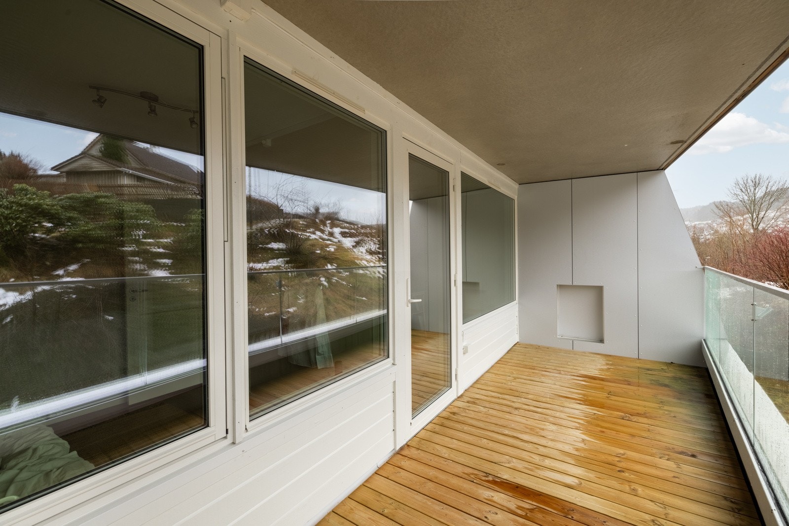 Fra stuen kan man ta seg til leilighetens balkong som måles til 10 kvm. Galleribilde