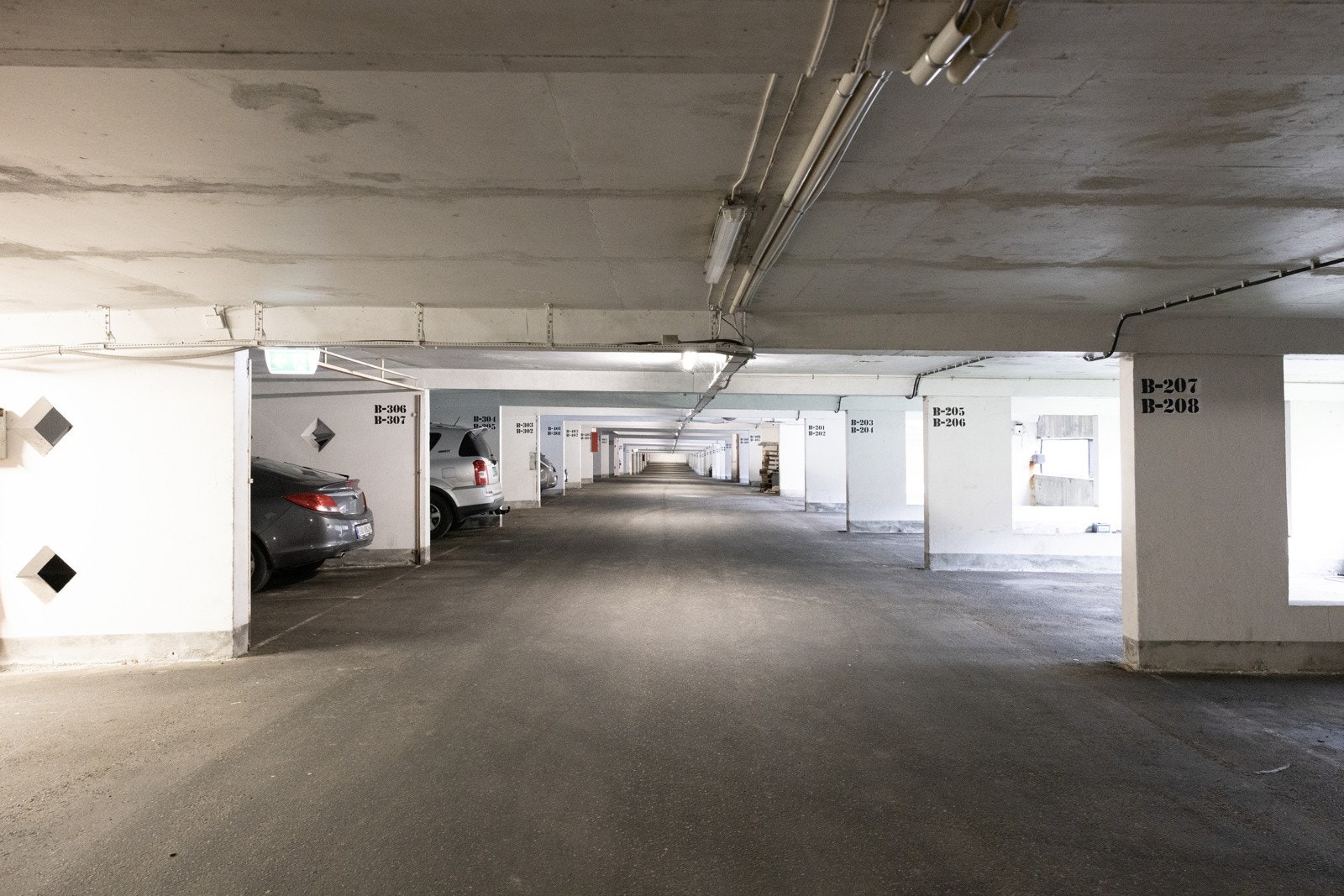 Leiligheten disponerer fast parkering i lukket garasje. Det er mulig å kjøpe eller leie lader til el-bil. Galleribilde