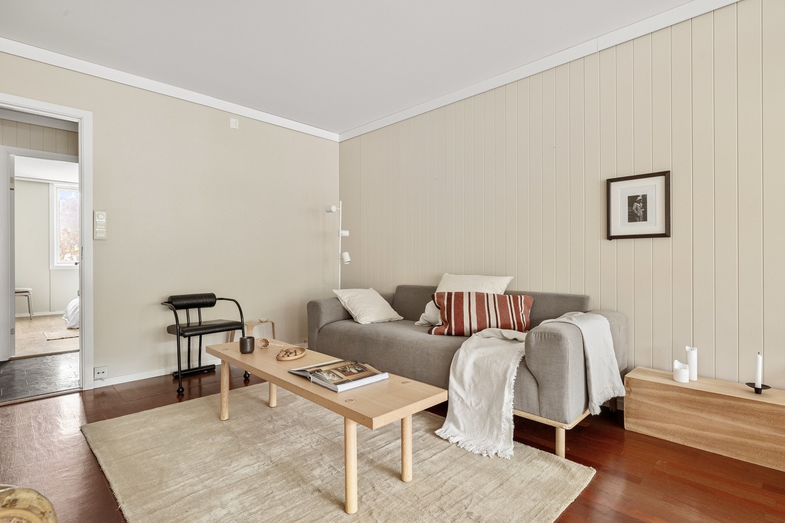 Åpenheten i rommet gjør det mulig å møblere med en sofagruppe og spisegruppe. Galleribilde