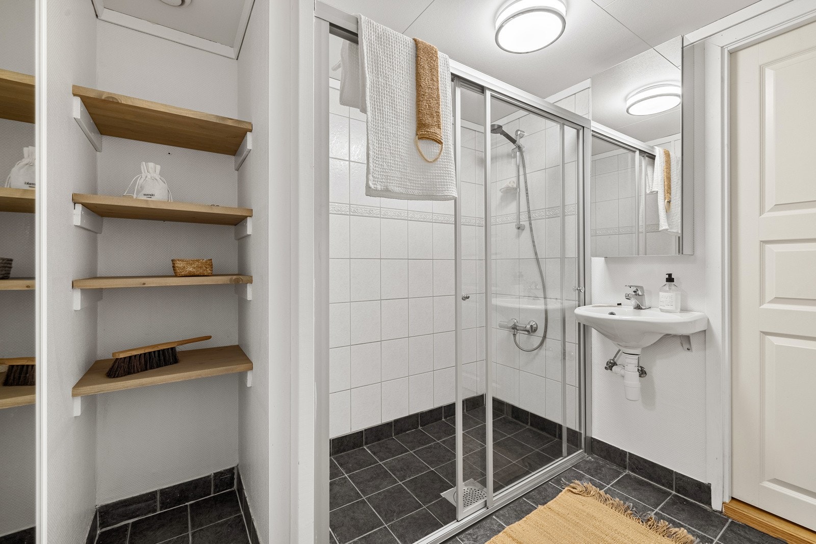 Rommet har fliser og varmekabler i gulv. Galleribilde