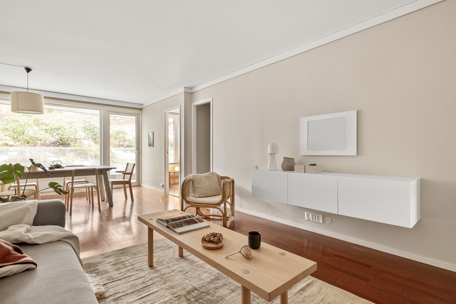 Stuen fører deg videre til kjøkkenet og til et av boligens soverom. Galleribilde