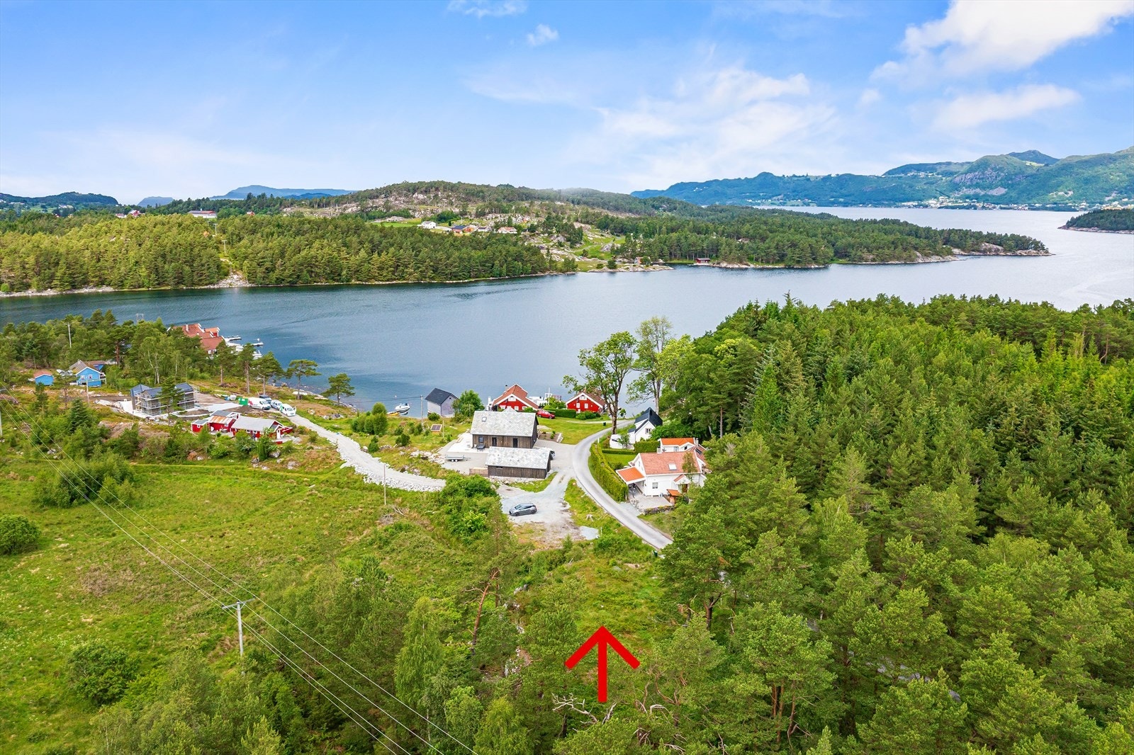 Fra hyttetomten har man kort gange ned til sjøen med en fin liten sandstrand og flotte friområder Galleribilde