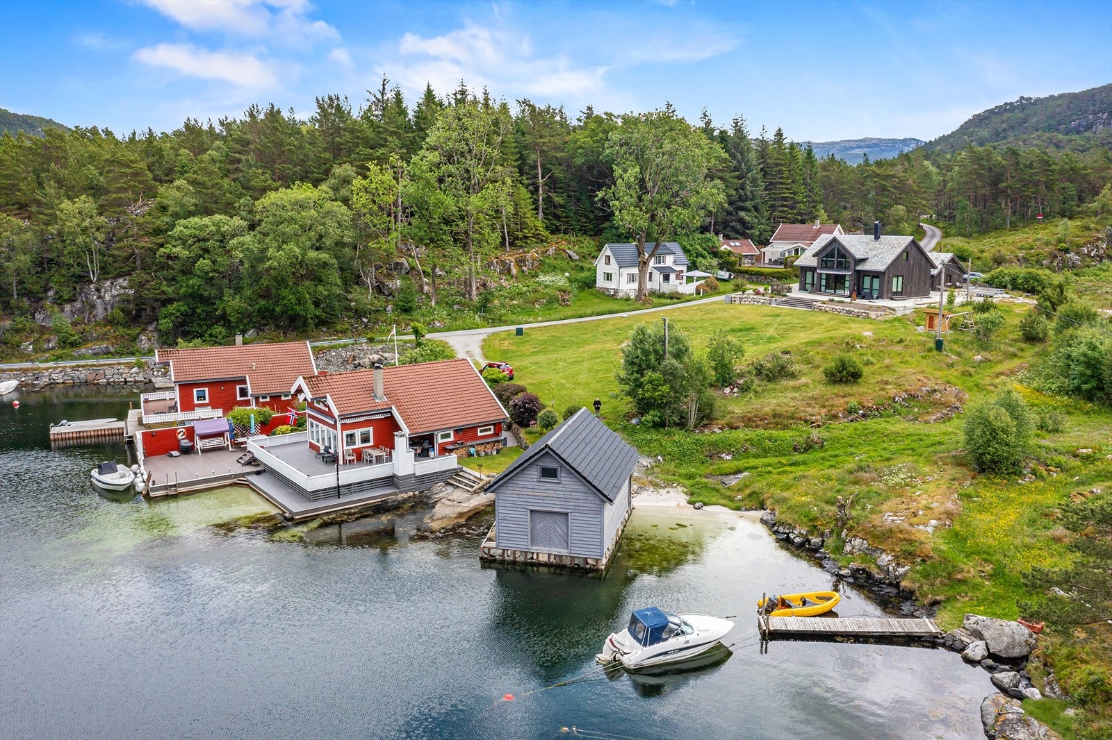 Tomten ligger nokså innaskjærs og er det er derfor meget lunt og stilt på sjøen akkurat her, med le mot vinden. Ypperlig område for padling i kajakk, bading og fiske. Galleribilde