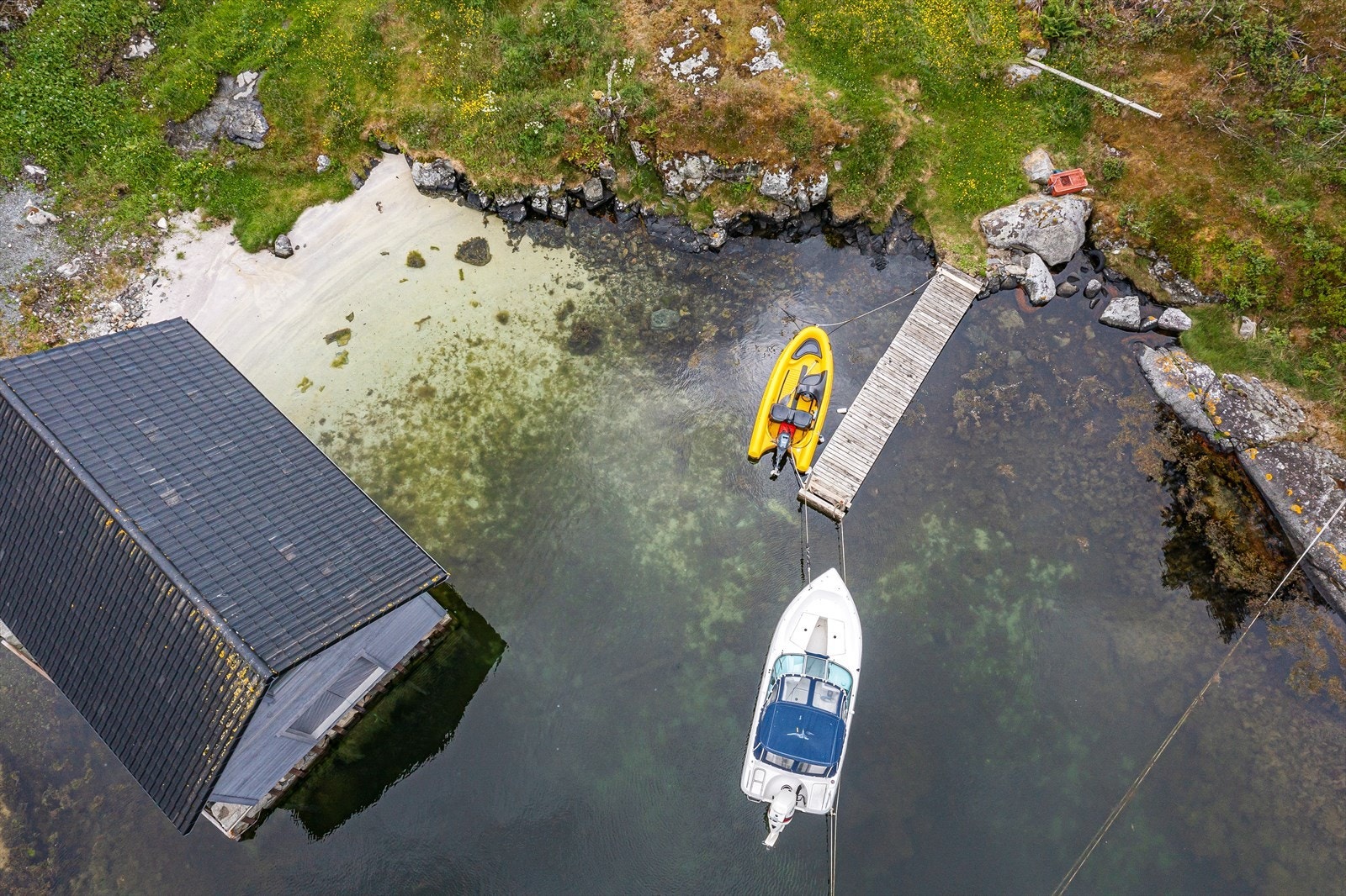 Barnevennlige forhold og kjekke badeplasser like nedenfor tomten. Galleribilde