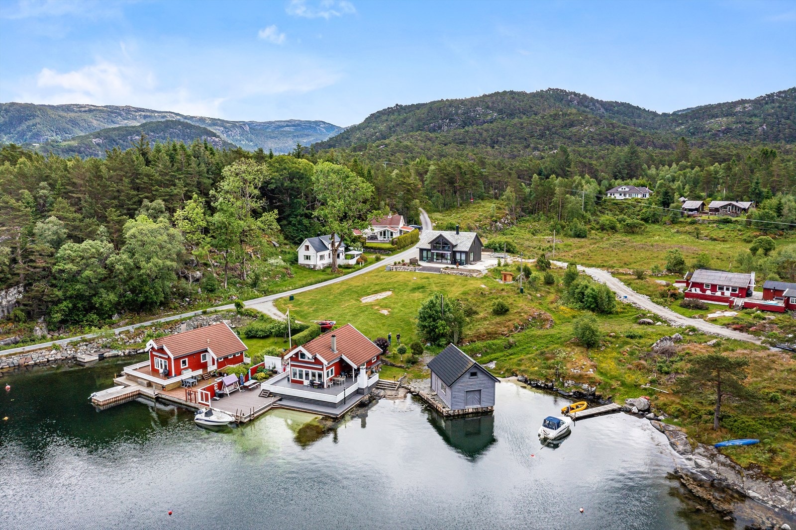 Kvalvåg er et populært hytteområde like ved Nesavika og Idsalsundet. Galleribilde