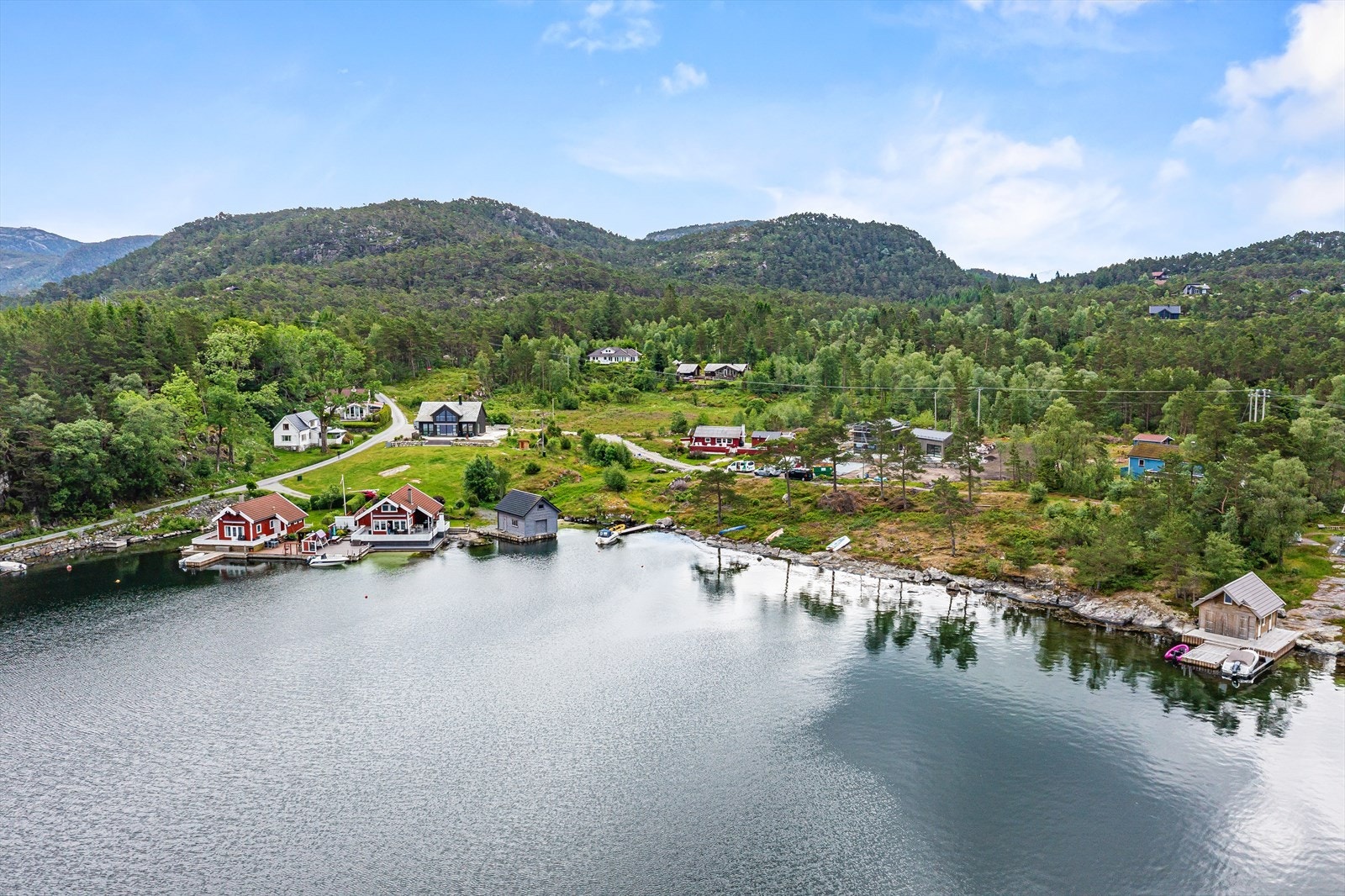 Her er man like ved sjøen med fin utsikt og gode solforhold Galleribilde