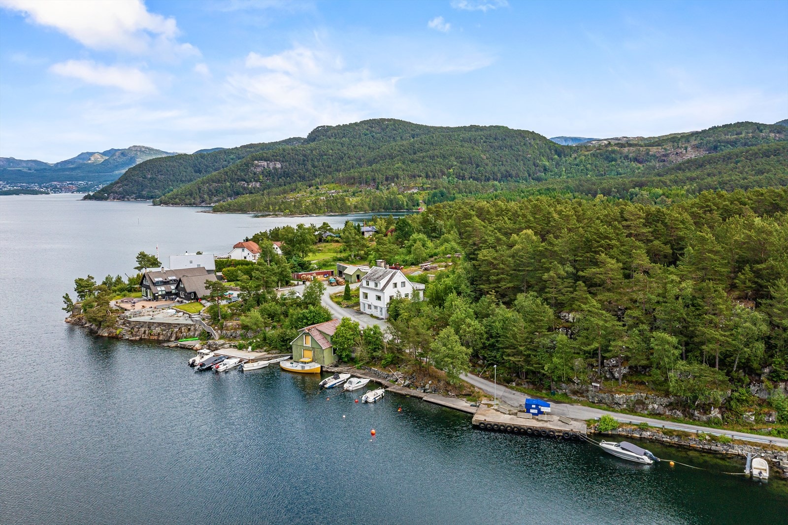 Kvalvåg ligger ca 15 minutter fra Jørpeland, med kort kjørevei til sentrum. Galleribilde