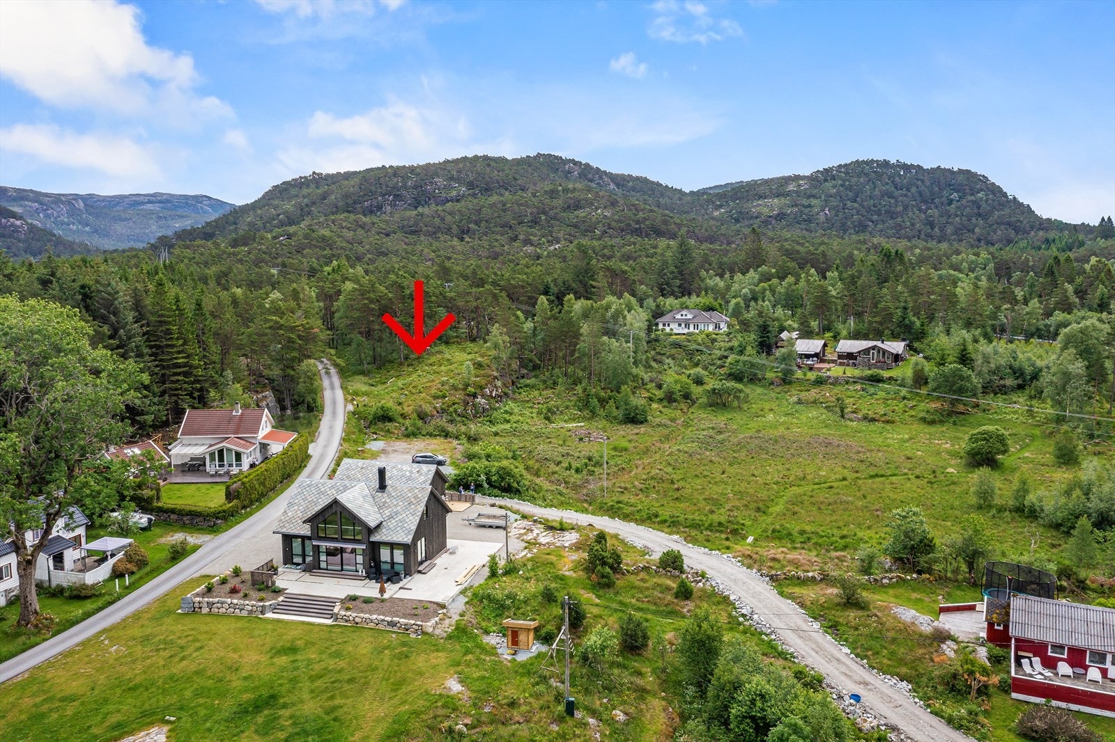 Her har man offentlig vei og avløp. Privat vann. Strøm og fiber ligger klar til tomt. Galleribilde