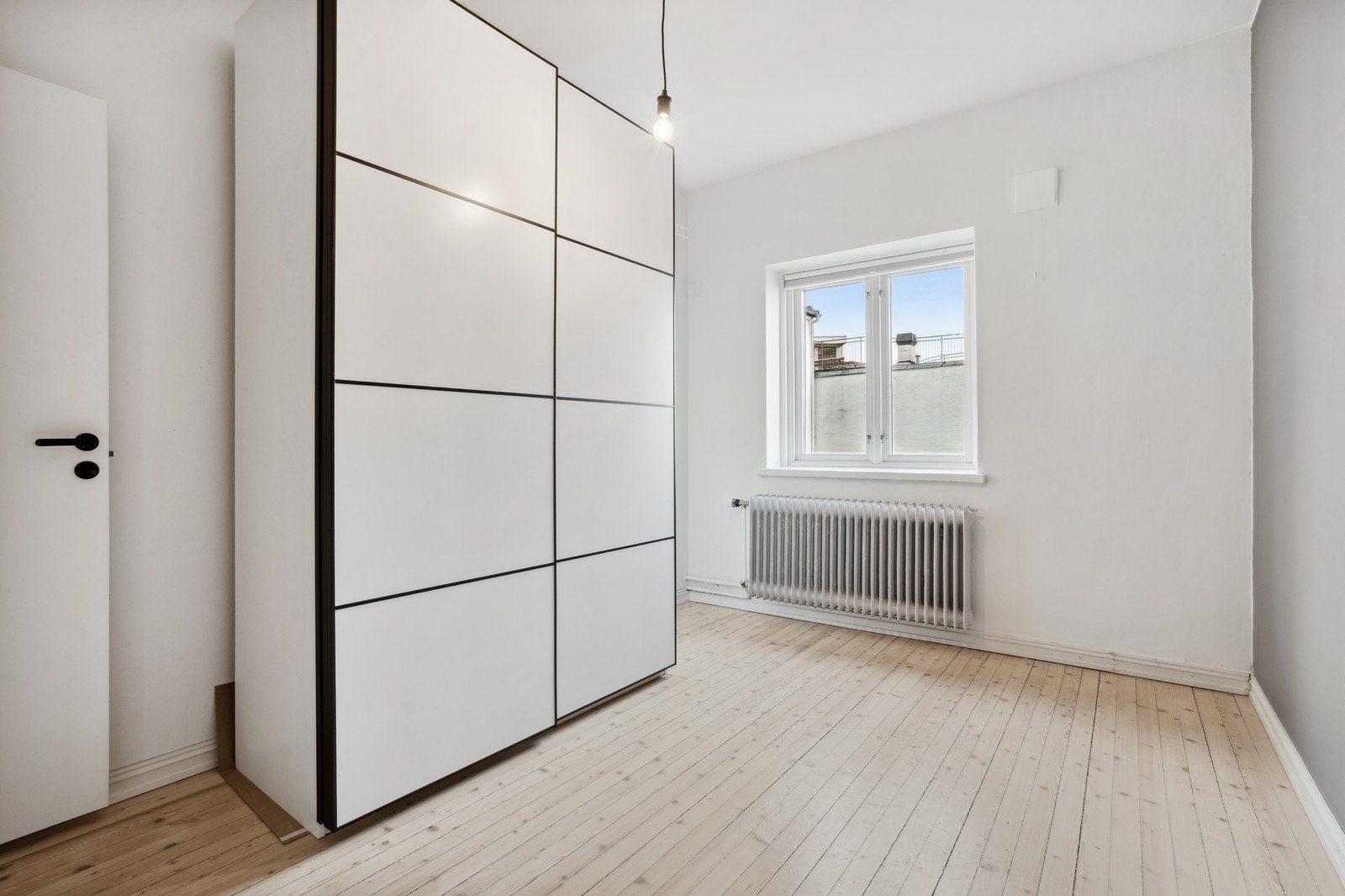 Stort soverom med skyvedørsgarderobeskap og plass til en dobbeltseng. Galleribilde