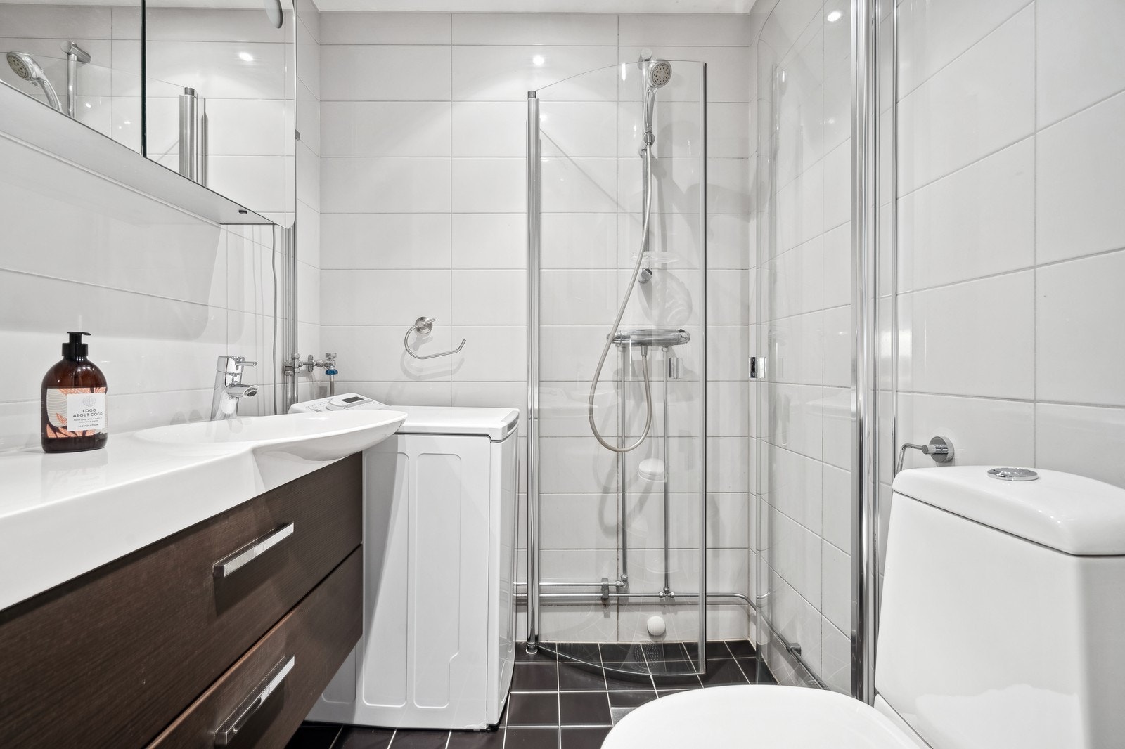 Flislagt bad med vaskemaskin og gulvvarme. Tilgang til fellesvaskeri. Galleribilde