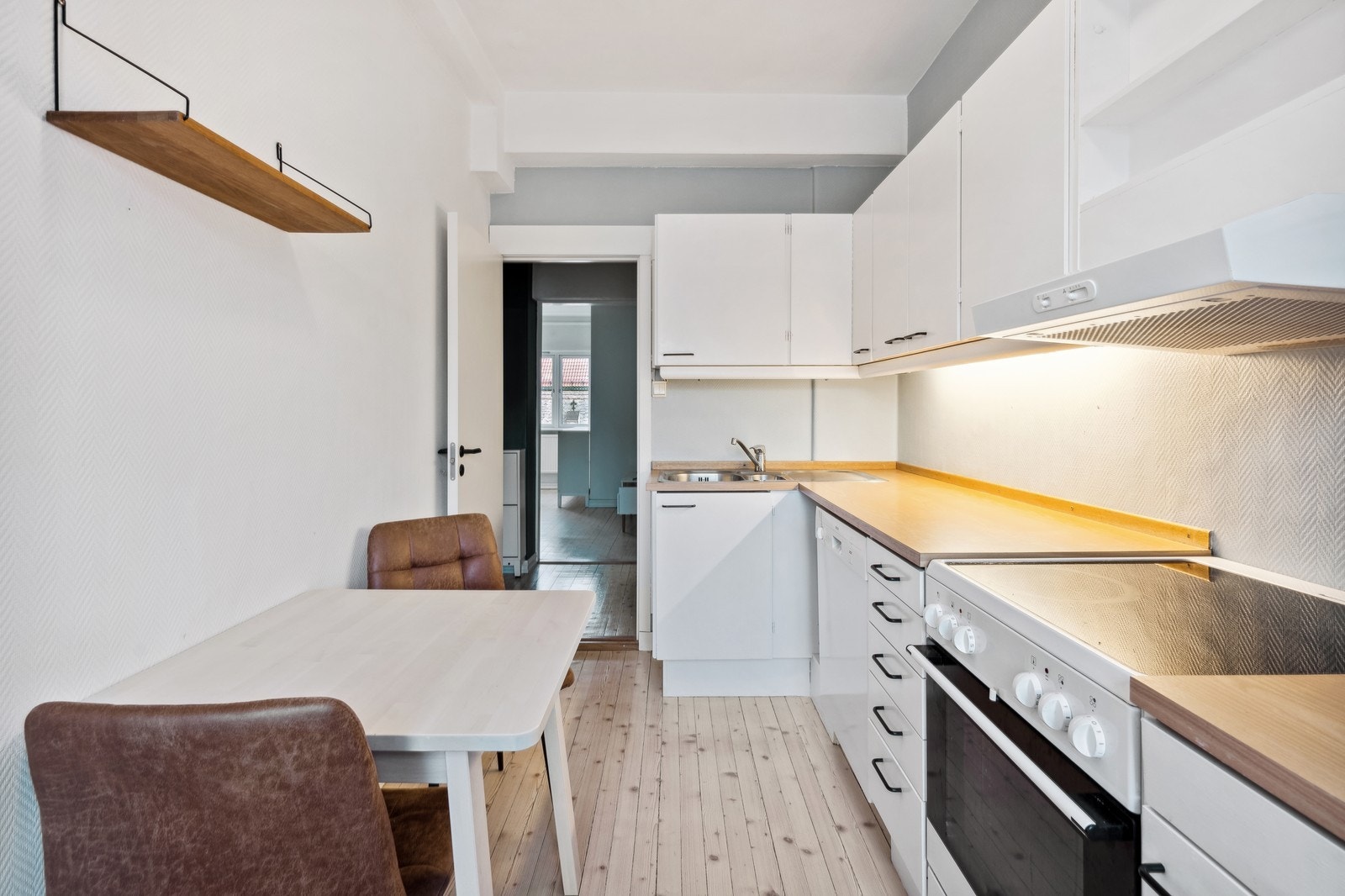 Separat kjøkken med alle hvitevarer inkludert. Rikelig med benke- og skapplass. Galleribilde